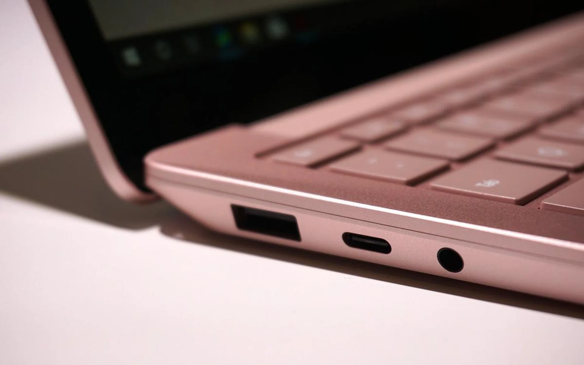 Ports on the left-flank of the notebook; finally, USB Type-C has arrived.