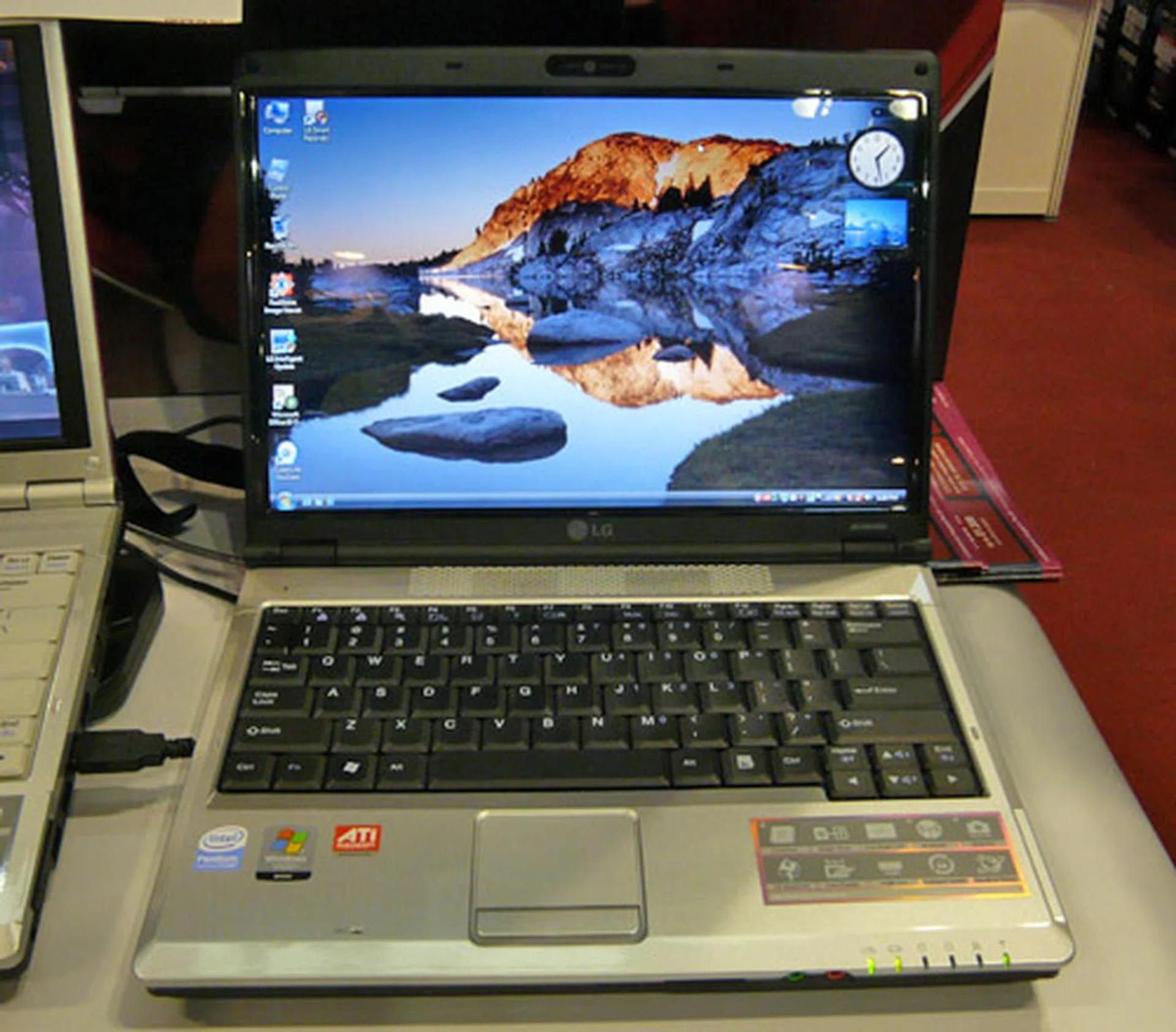  On sale also were a couple of LG notebooks, such as this E300. It is powered by a 1.86GHz Intel Core Duo processor, and comes with 3GB DDR2 RAM (after free upgrade) and a 160GB HDD. S$1,299 (U.P. S$1,399).  