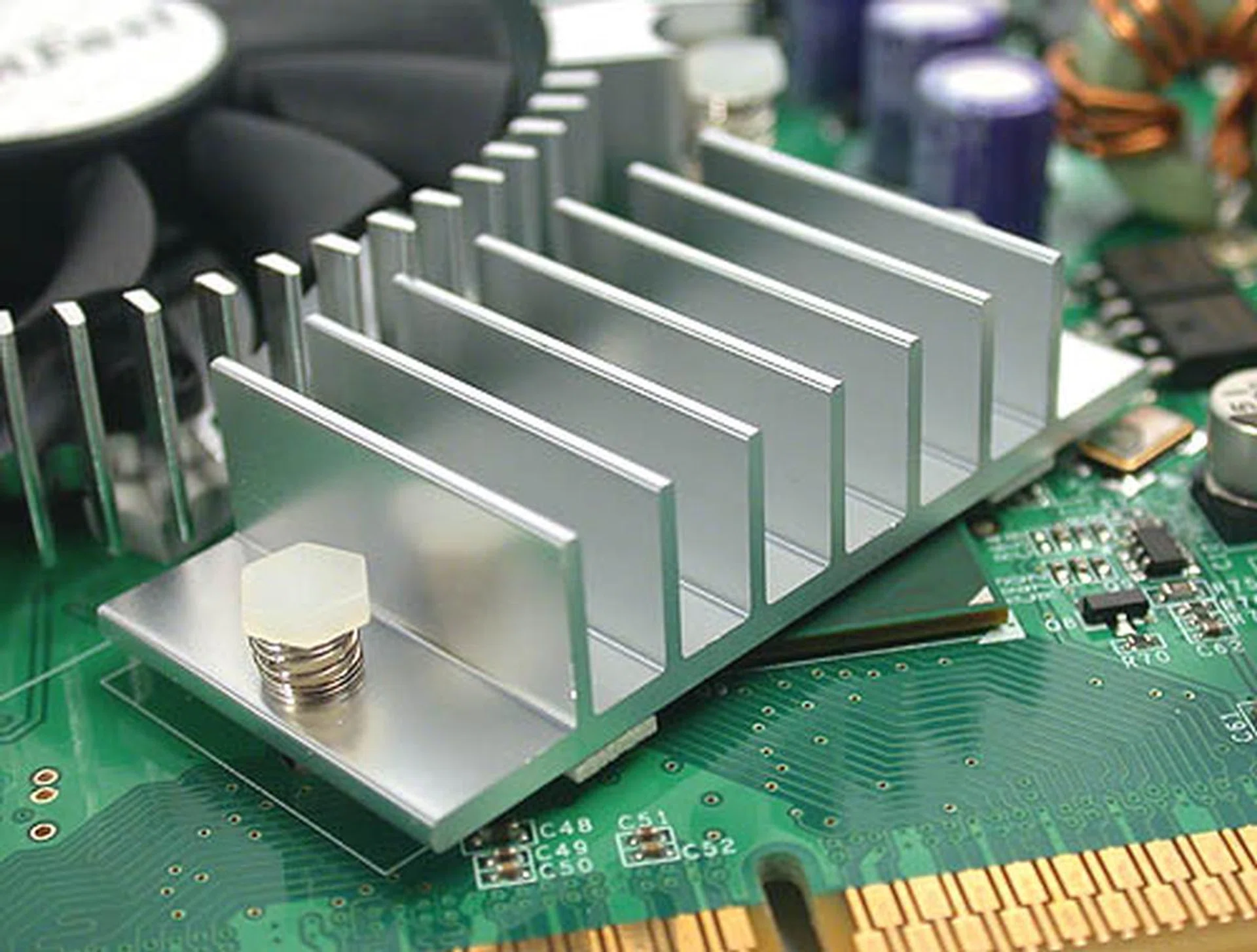 Beneath this heatsink is the bridge chip that makes it all possible, the High Speed Interconnect that allows the native PCIe GPU to 'talk' through the AGP interface.