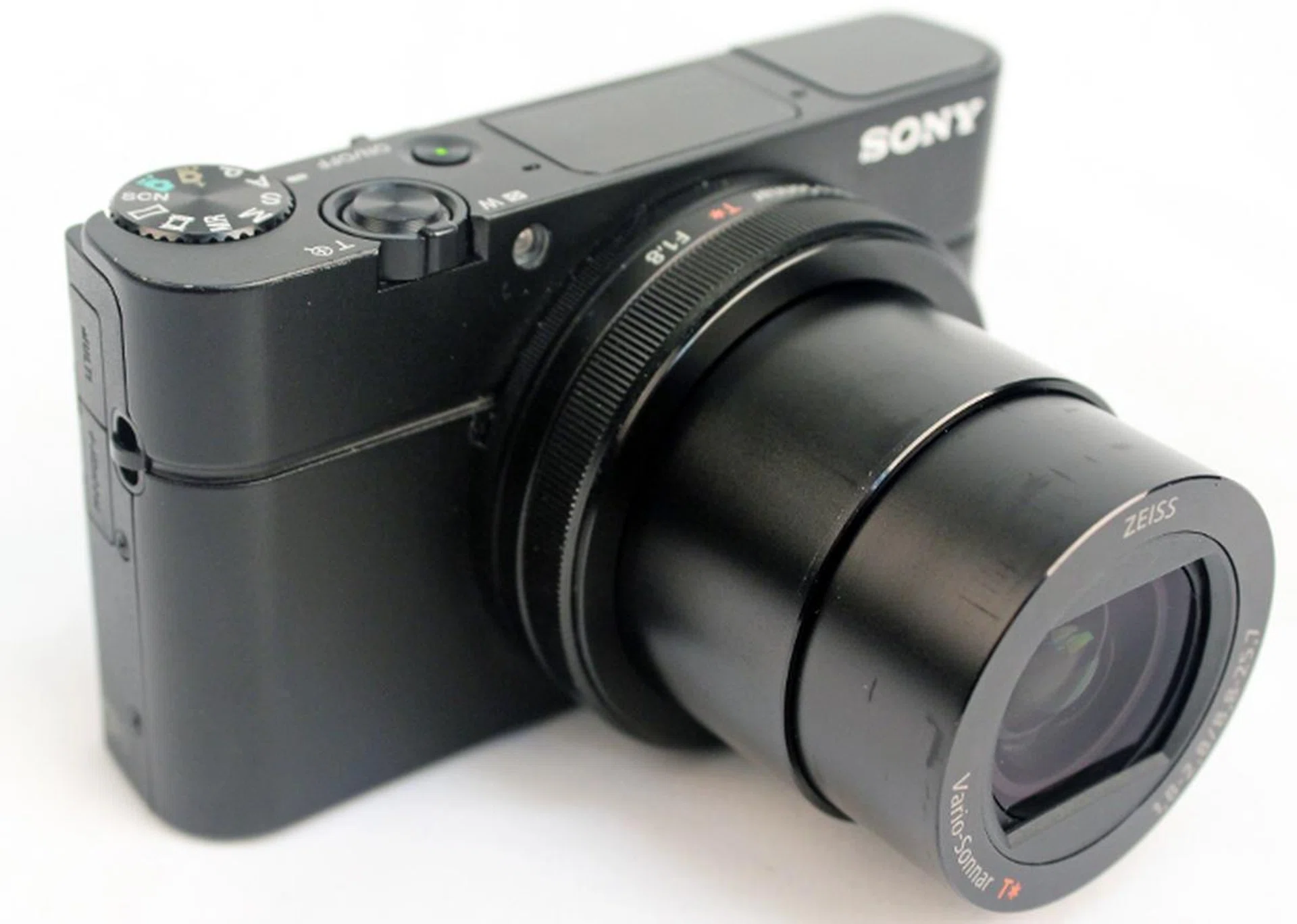 There's no grip on the front of the RX100 III, so things can get a bit slippery after a day of shooting.