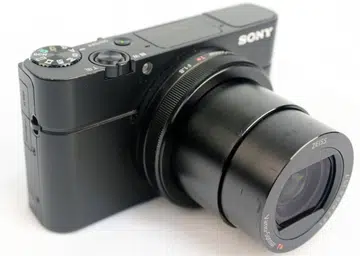 There's no grip on the front of the RX100 III, so things can get a bit slippery after a day of shooting.