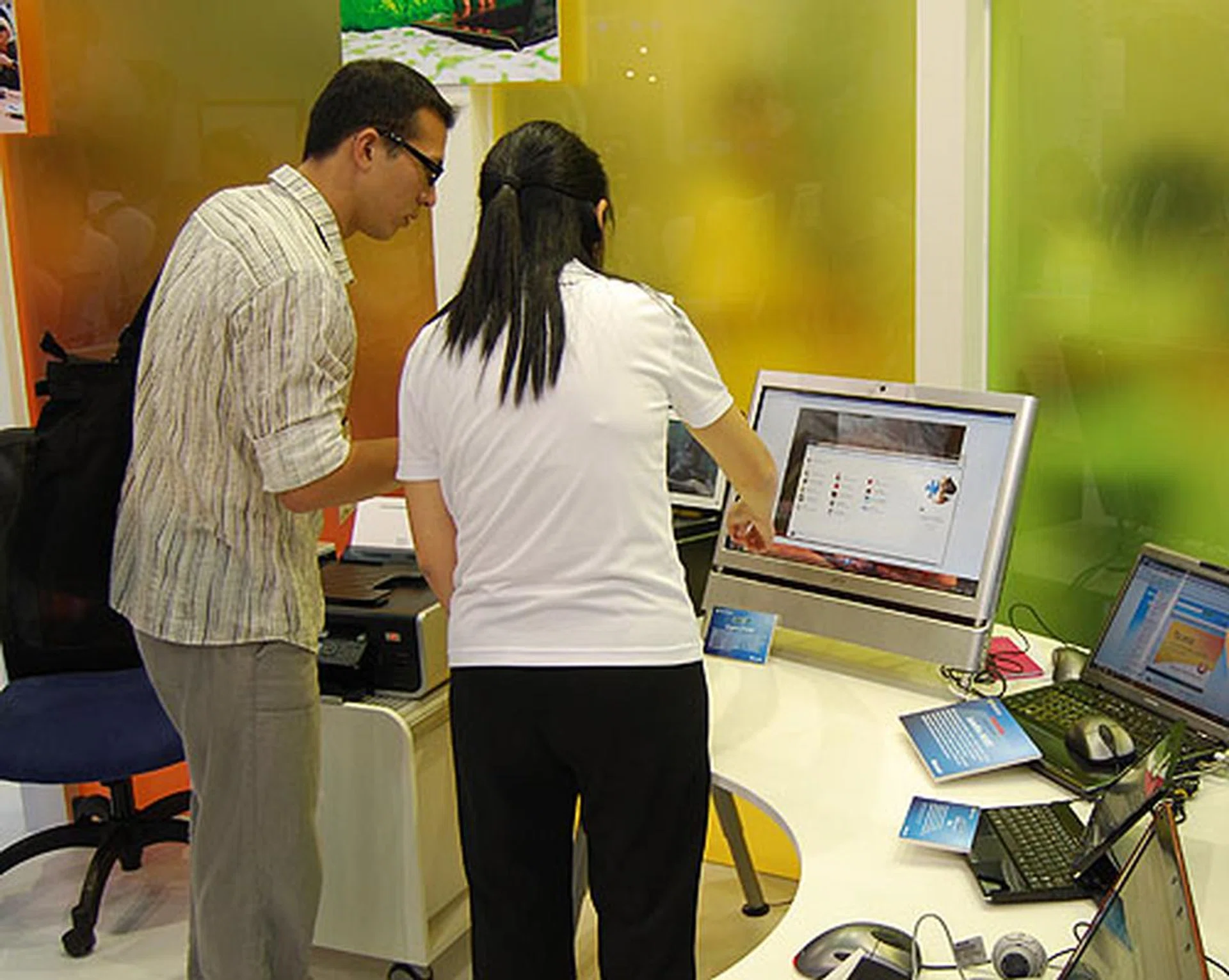 Here's a demonstration of Windows 7 and its touch interface with an All-in-one PC used