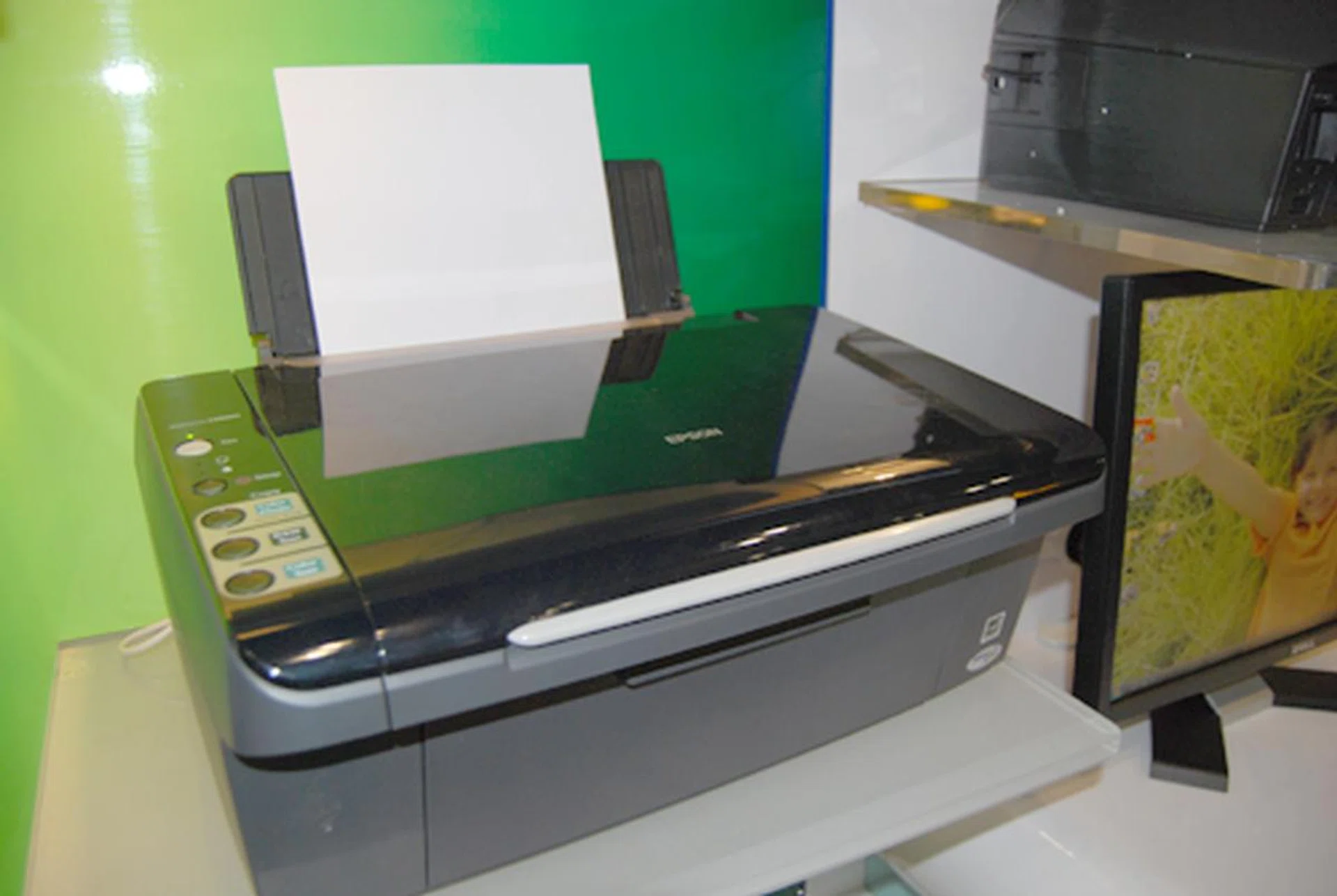  Remember, we are still at Comex 2008, and there's definitely loads of products under S$100 for your choosing. And if printers are your target for the day, the Epson Stylus CX5500, featuring 4 INKdividiual DURABrite Ultra cartridges, is one of the major star buys over at the Epson booth, at S$98.  