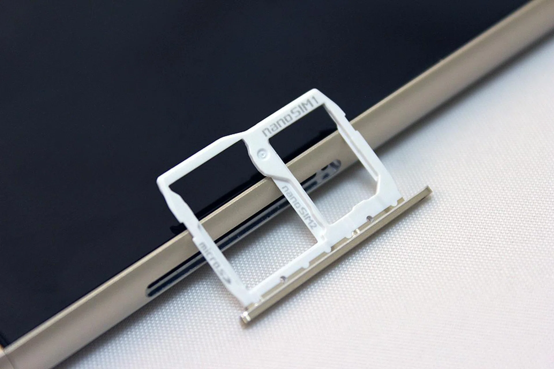 Two nano-SIM cards configuration is available, although you can also choose to put a microSD in the second slot instead.