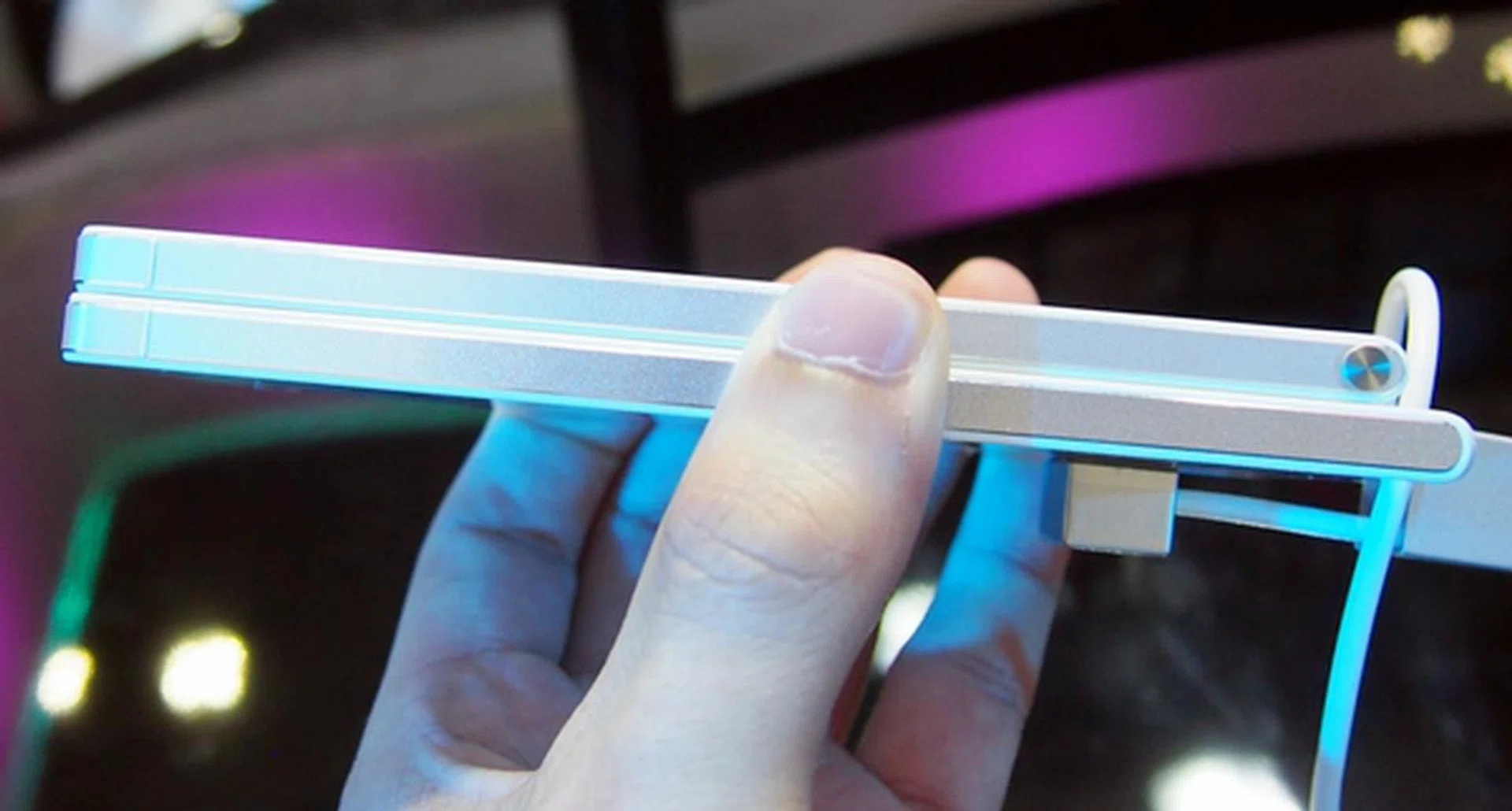 One can hardly tell the 0.32mm difference in thickness between the P7 (bottom) and P6 (top).