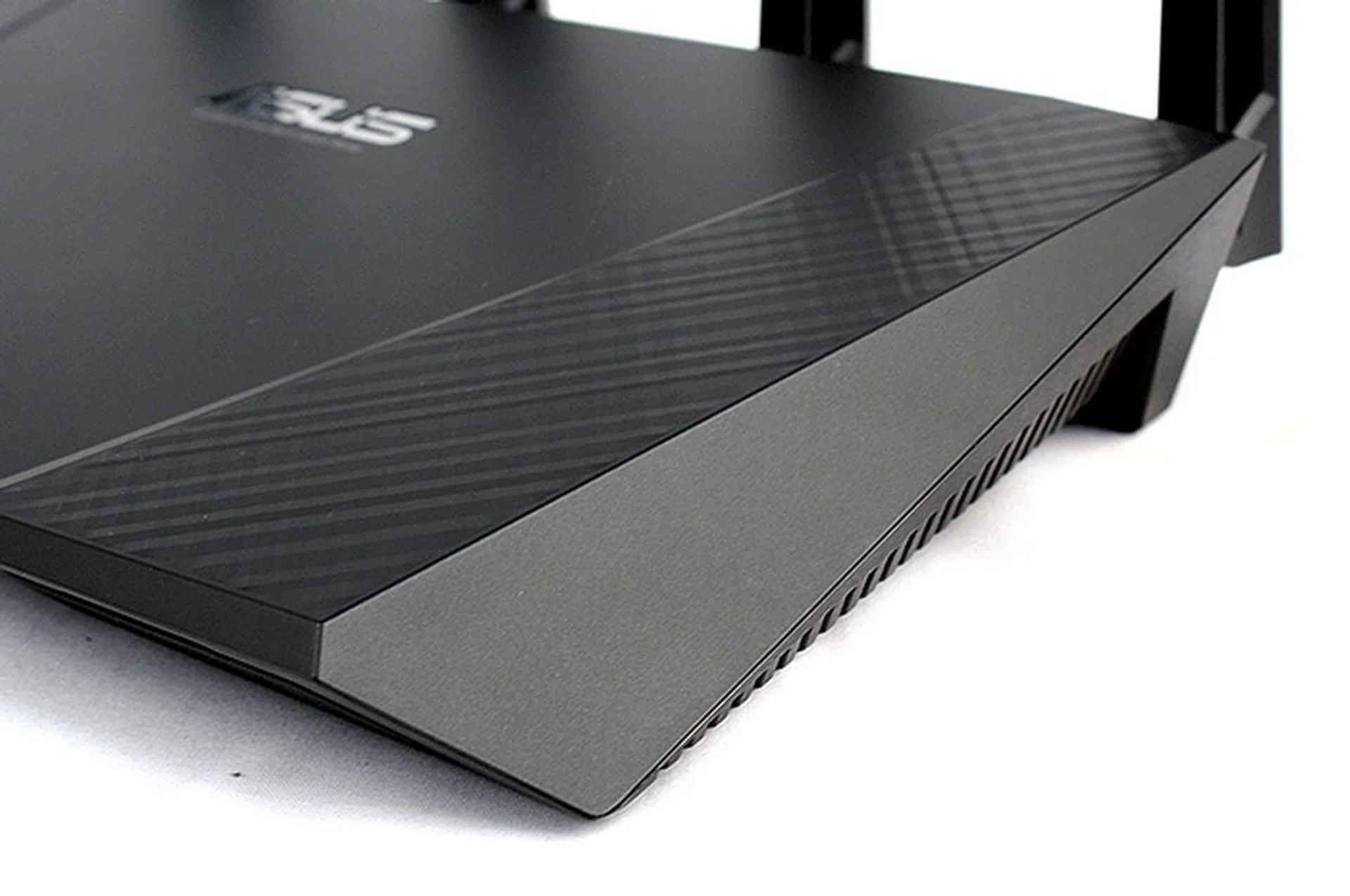 The RT-AC87U features a highly angular and clean profile. It achieves this by hiding the exhaust vents by the sides.