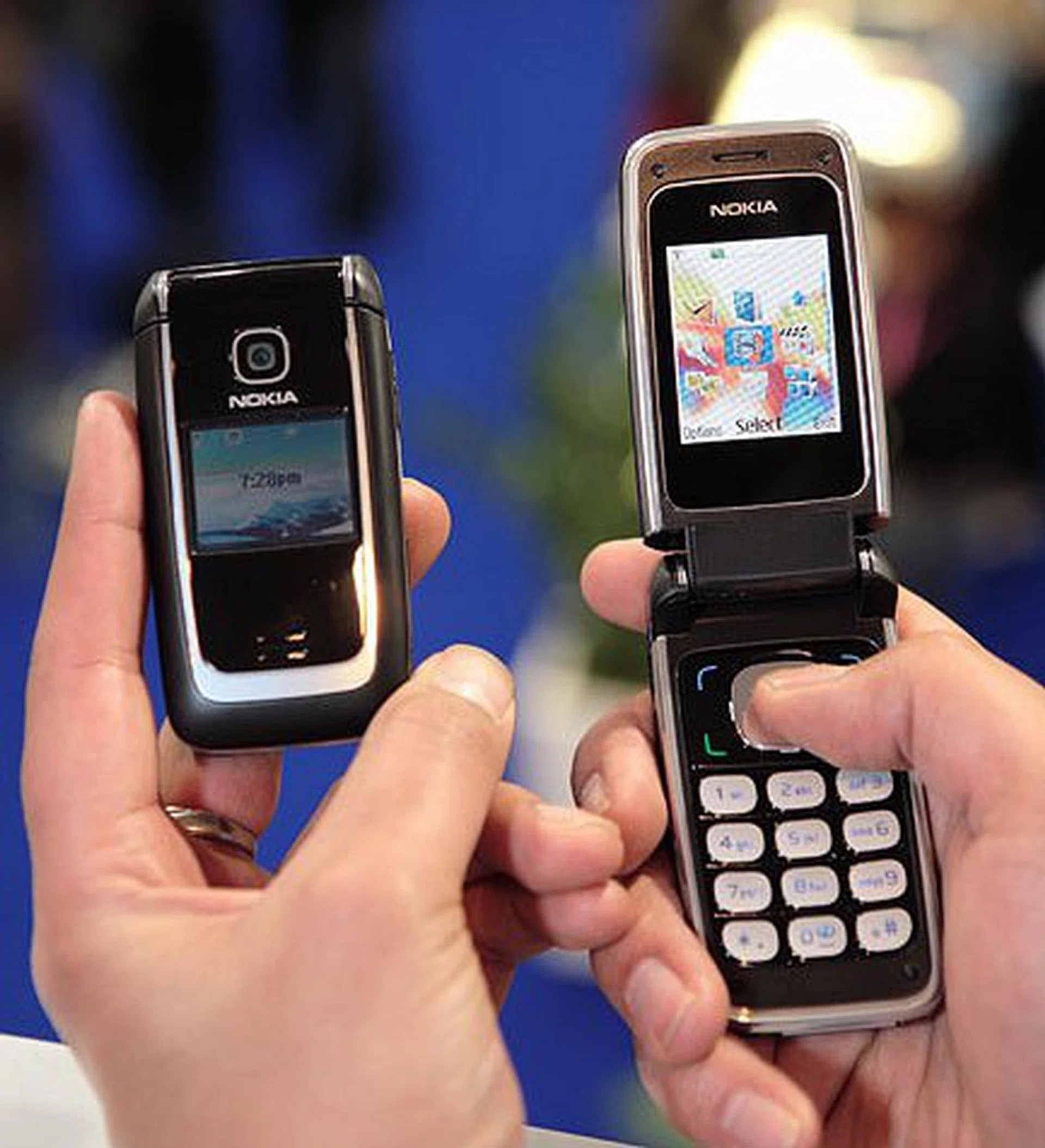 This clamshell handset is the 6136. It makes use of UMA to switch between VoIP calls using wireless LAN and traditional cellular calls.