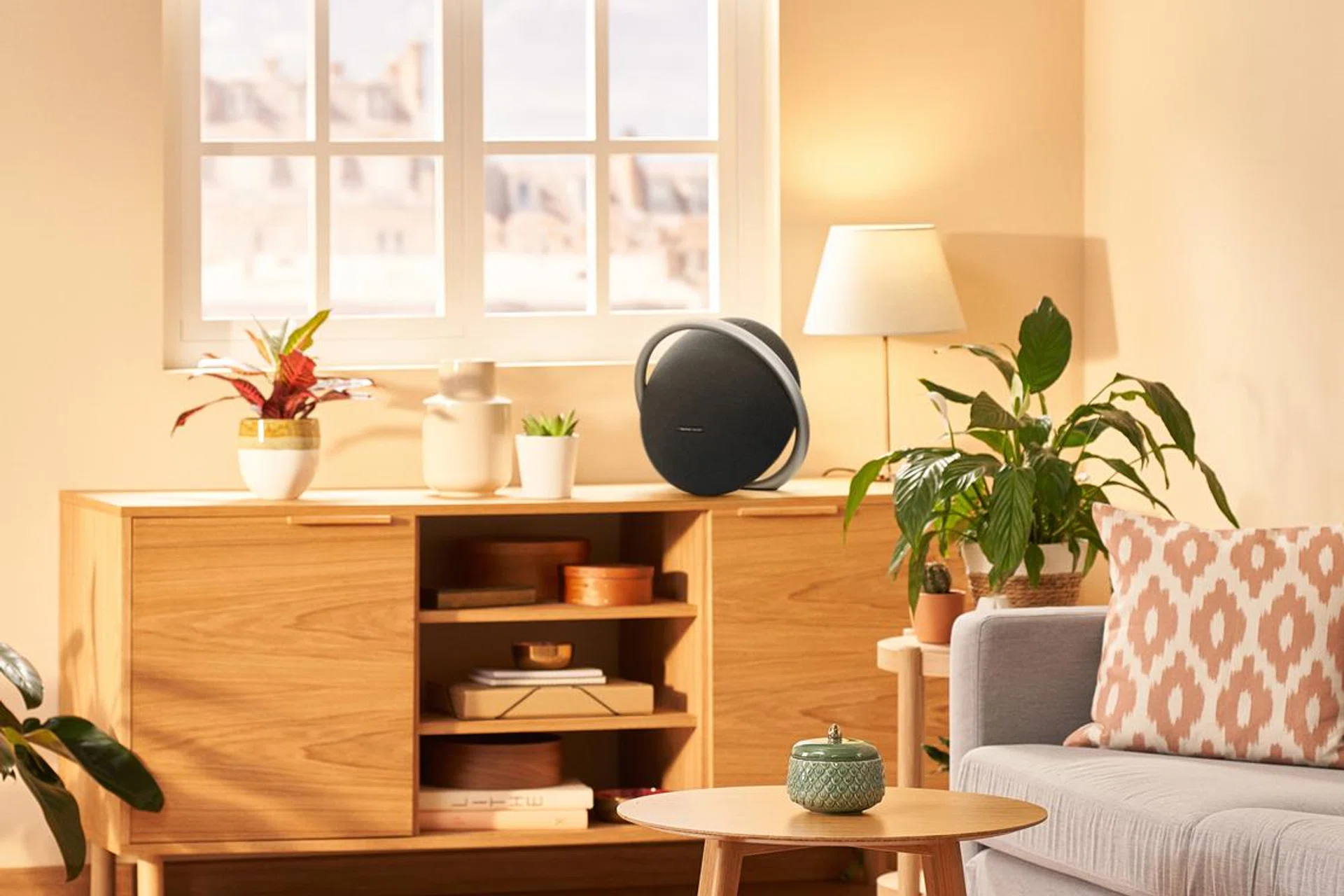 Harman Kardon Onyx Studio 8.
