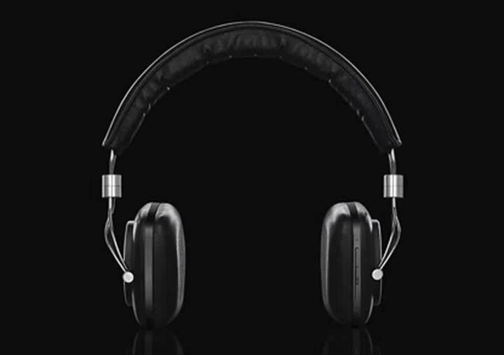 Three- button controls allow you to pause, skip tracks, and take calls.