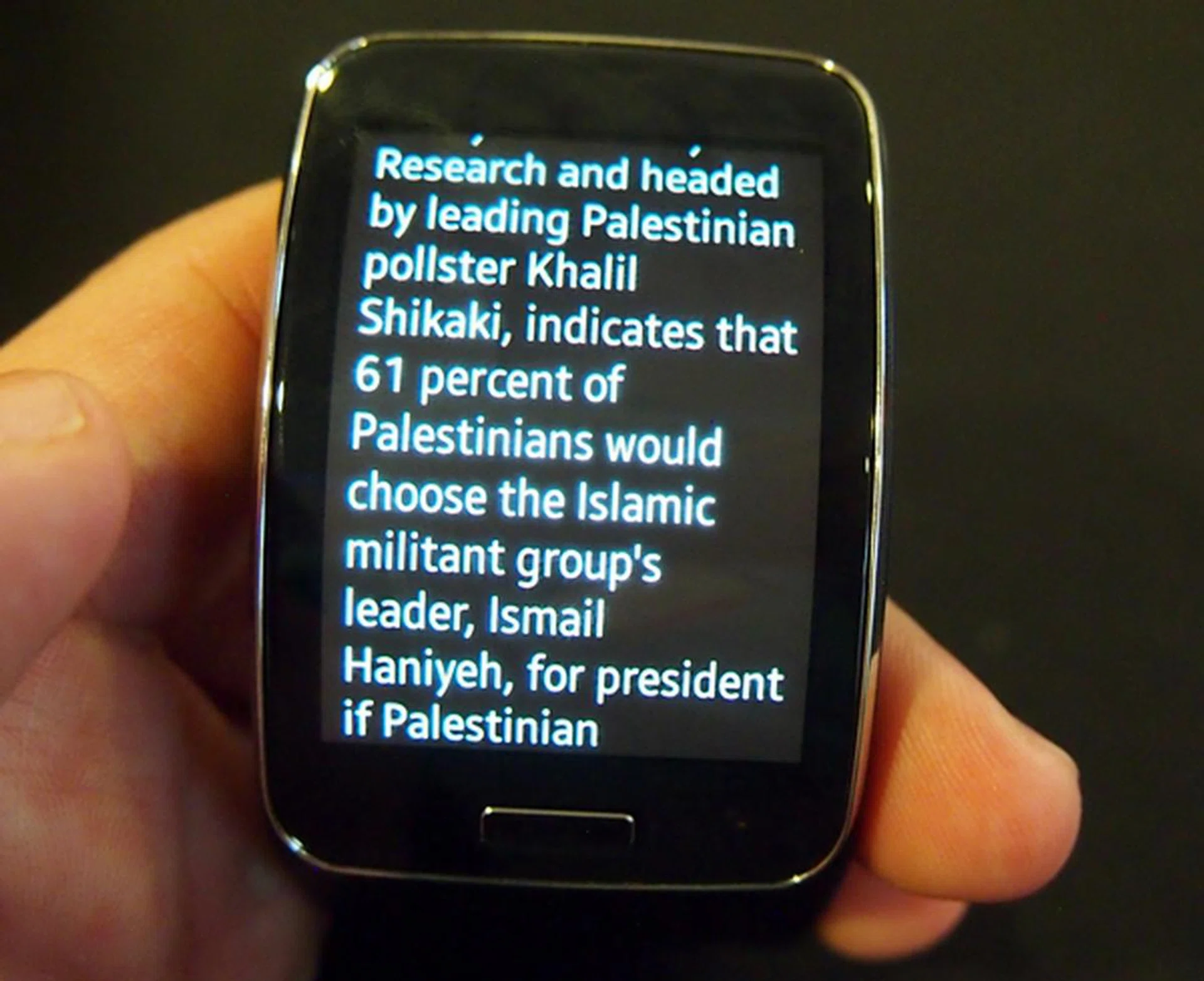 Scrolling was fluid and straightforward on the 2-inch cuved display of the Samsung Gear S.