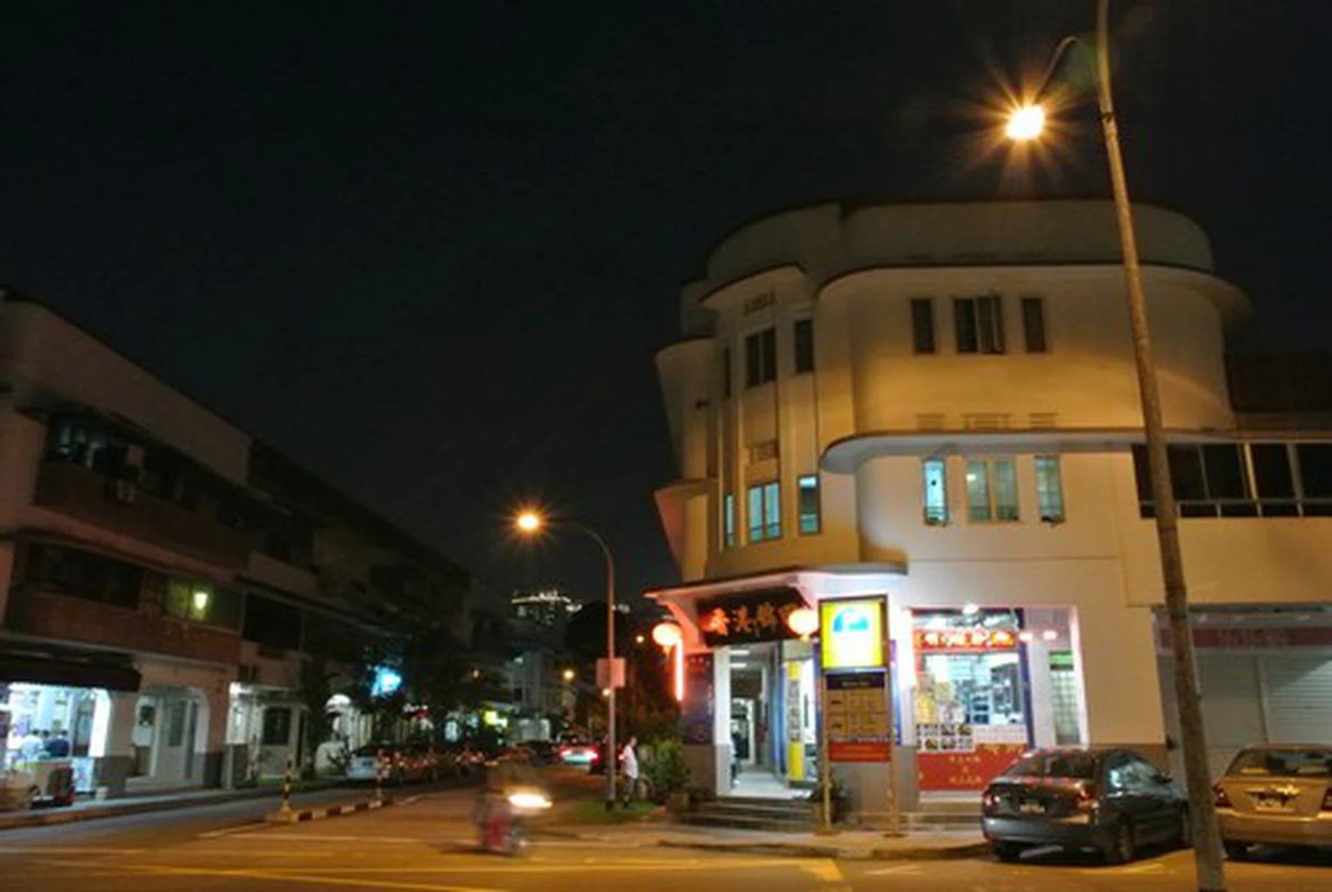 f/11 at 27mm (35mm equivalent), 1/5 sec, ISO3200.