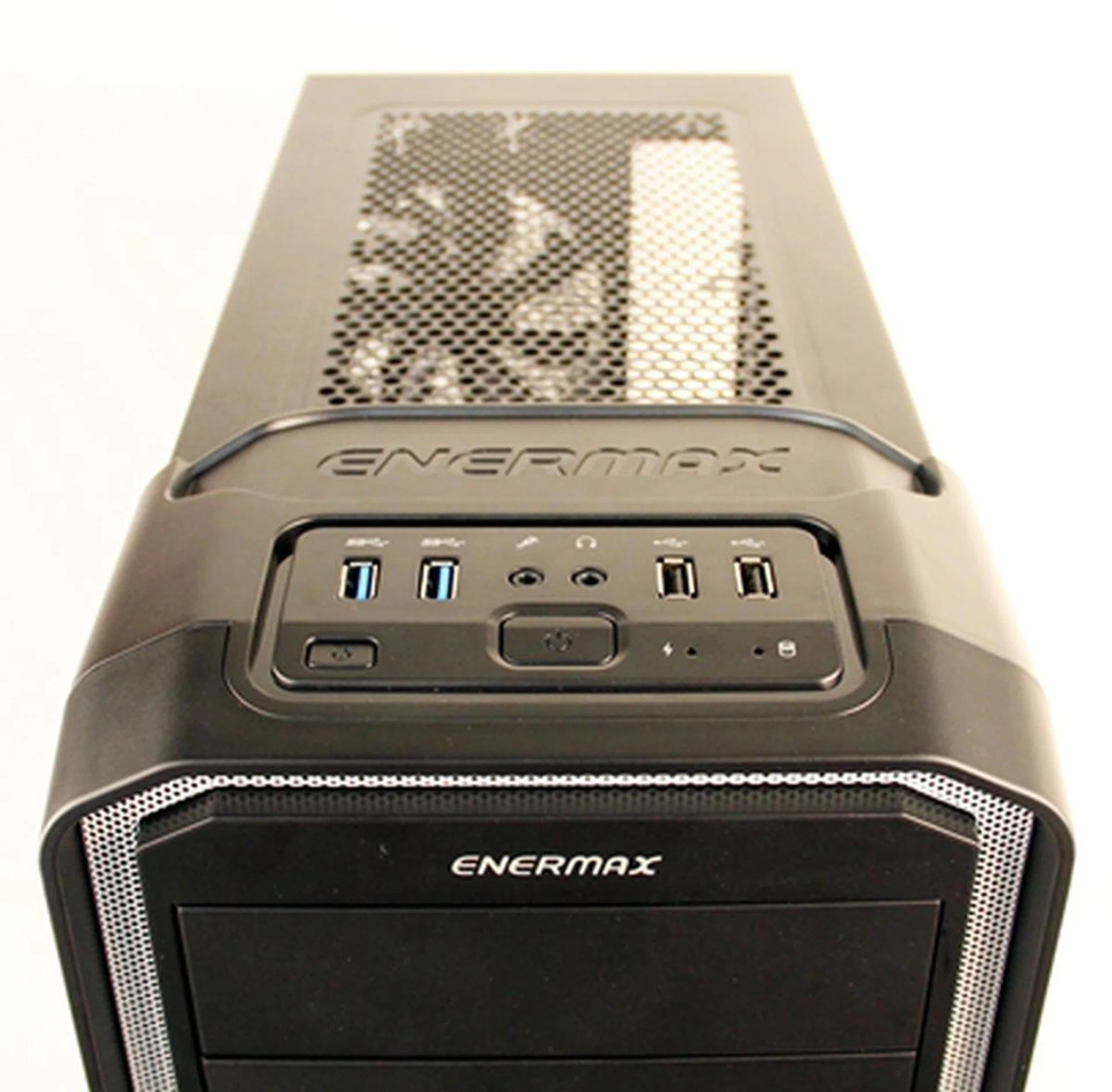 Crowning its facade are front panel I/O ports that sit horizontally. We would have preferred them to be angled like the ones found on the Antec One Hundred Window - this would have been friendlier if the casing is placed on the desk or under the table.