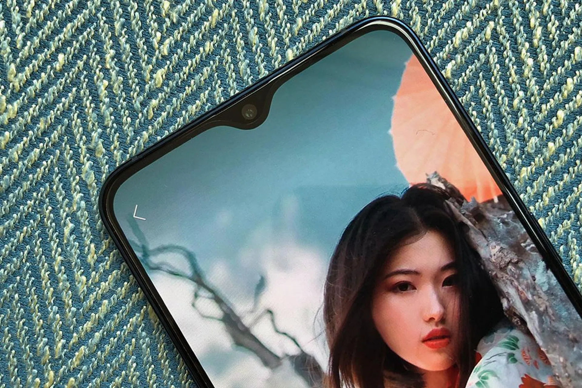 The shape of the notch and the rest of the phone's design are inspired by nature, according to Oppo.