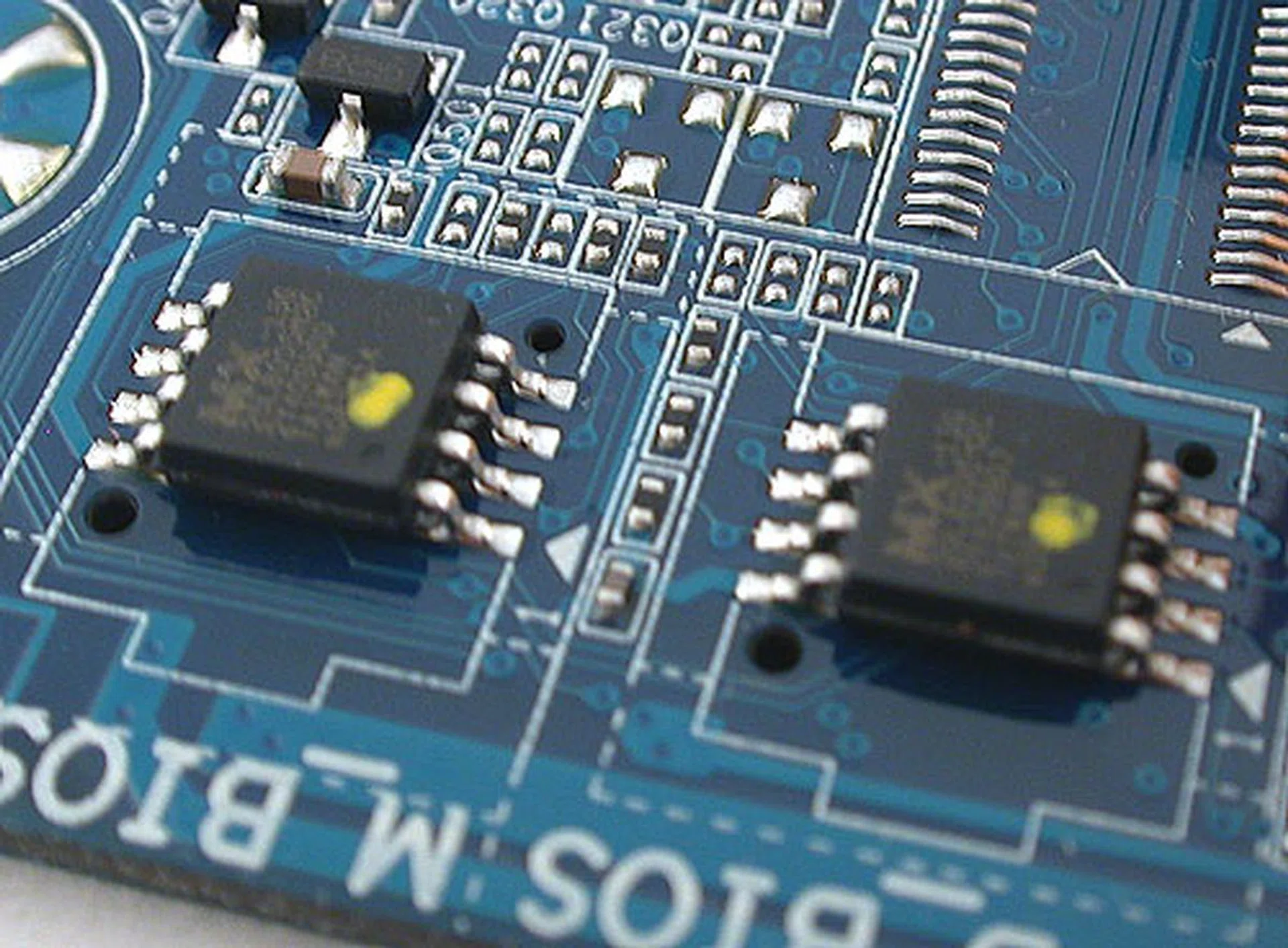 Gigabyte has had its DualBIOS feature for the longest time but unlike the ASUS version, it's more for protecting the BIOS against corruption rather than for overclocking purposes. It will kick in automatically when required, like after a bad BIOS update. 