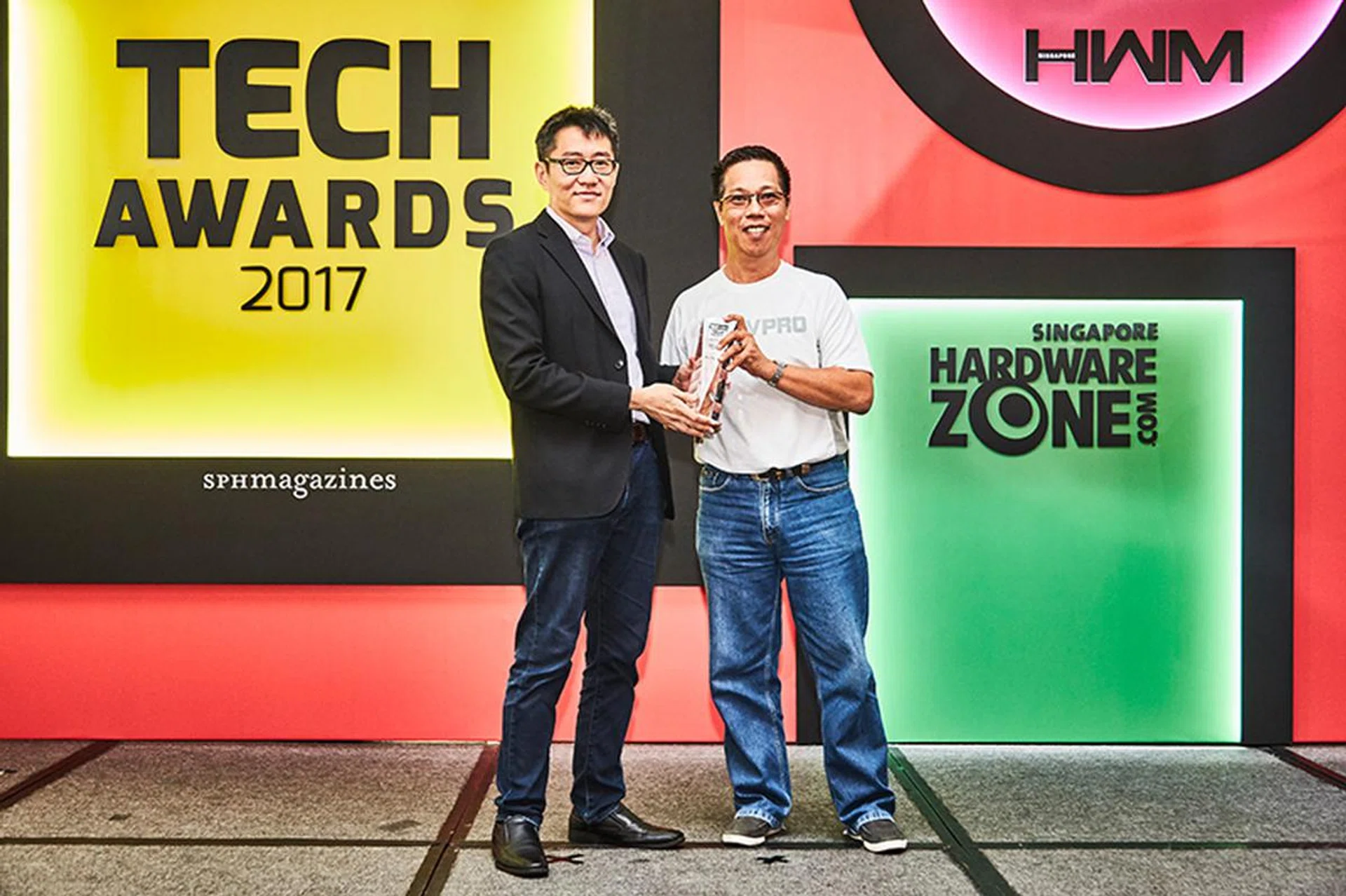 The Editor's Choice award for Best 360 Camera goes to the Ricoh Theta S. Accepting the award is Mr. Robert Teow, Manager of Sigma Marketing.