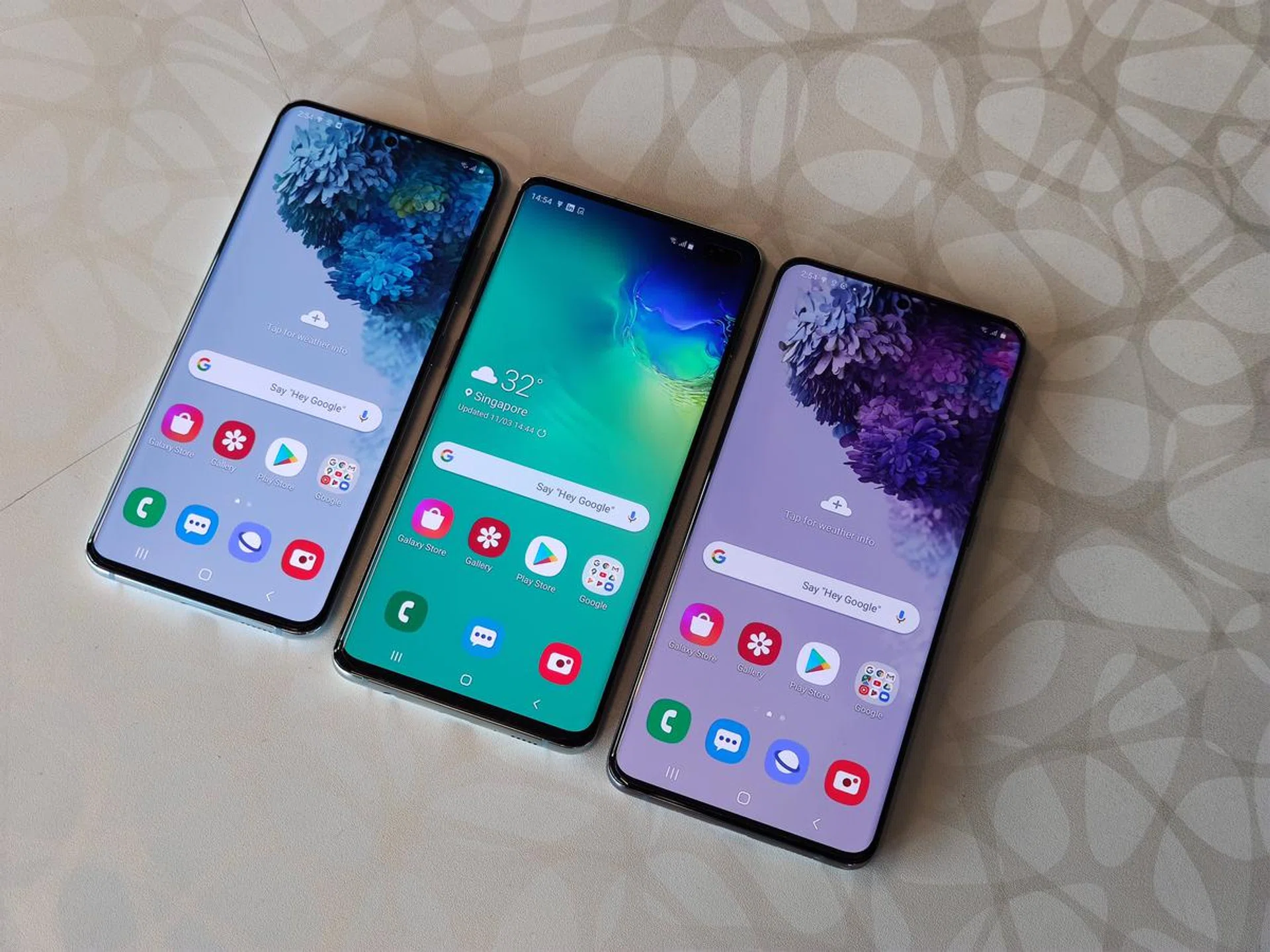 Versus the previous Galaxy S10+ (itself no slouch in the display department), the only real discernible difference is the removal of the curved edges and the smaller O-hole as opposed to the dual-camera cutout on the S10+.
