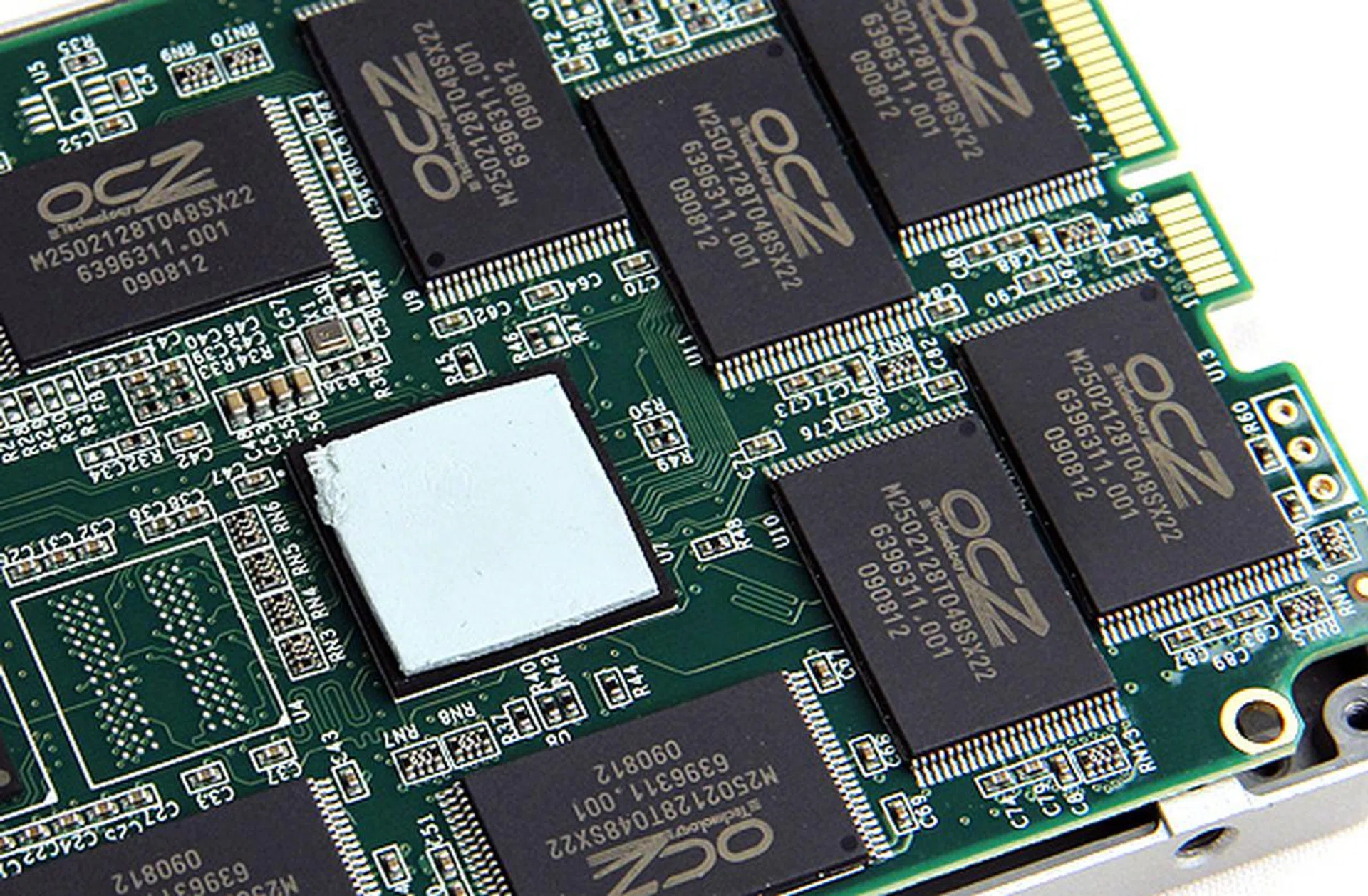 Sadly, the new Indilinx Barefoot 3 is concealed by thick thermal paste. Surrounding it are OCZ-branded memory chips which are in fact from Intel.