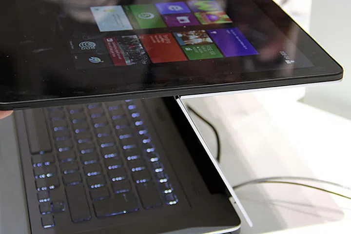 Look at how thin the screen and hinge are!