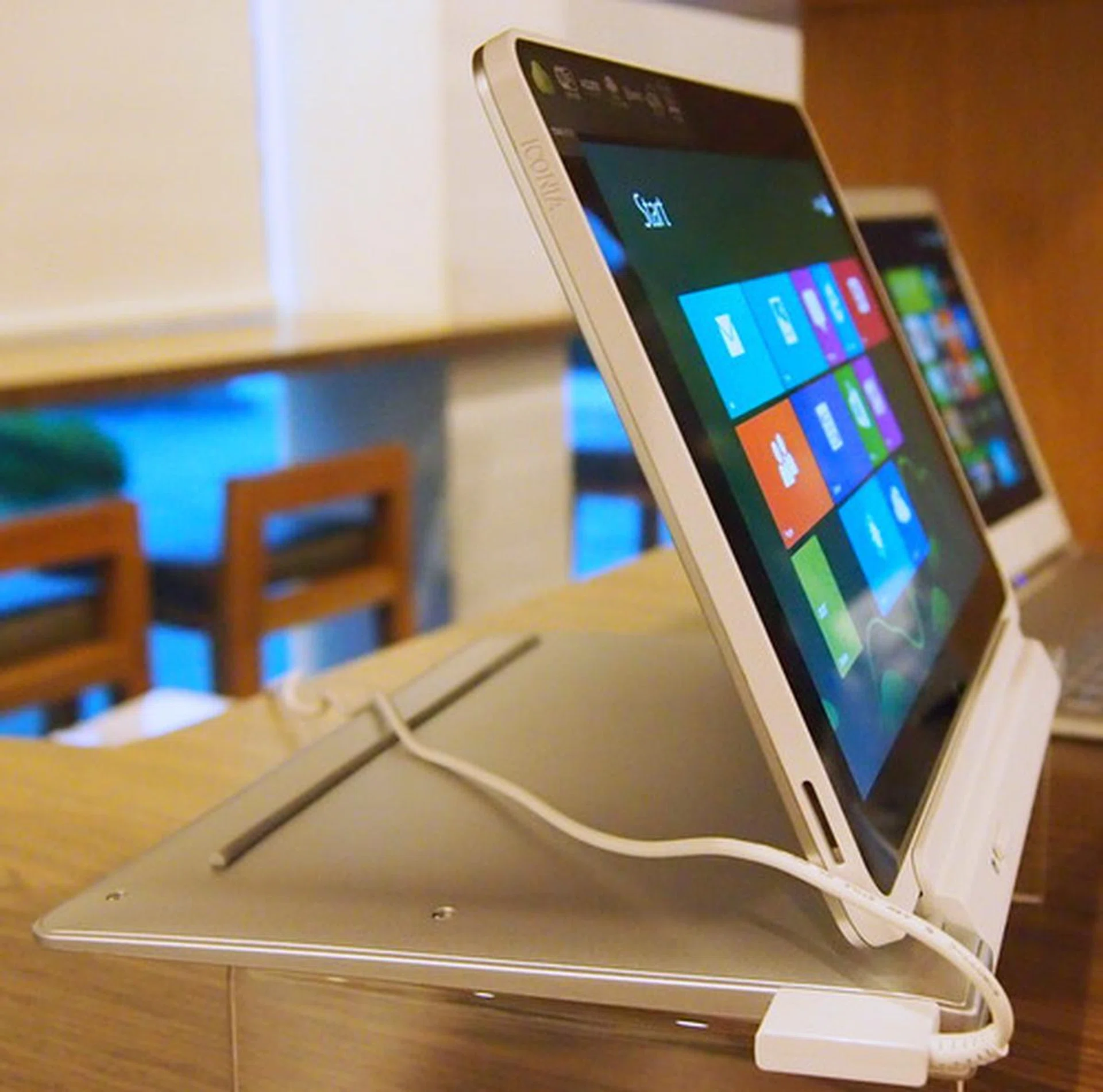 The hinge on the keyboard dock allows a 295-degree backflip that props the W510 up and hides the keyboard.