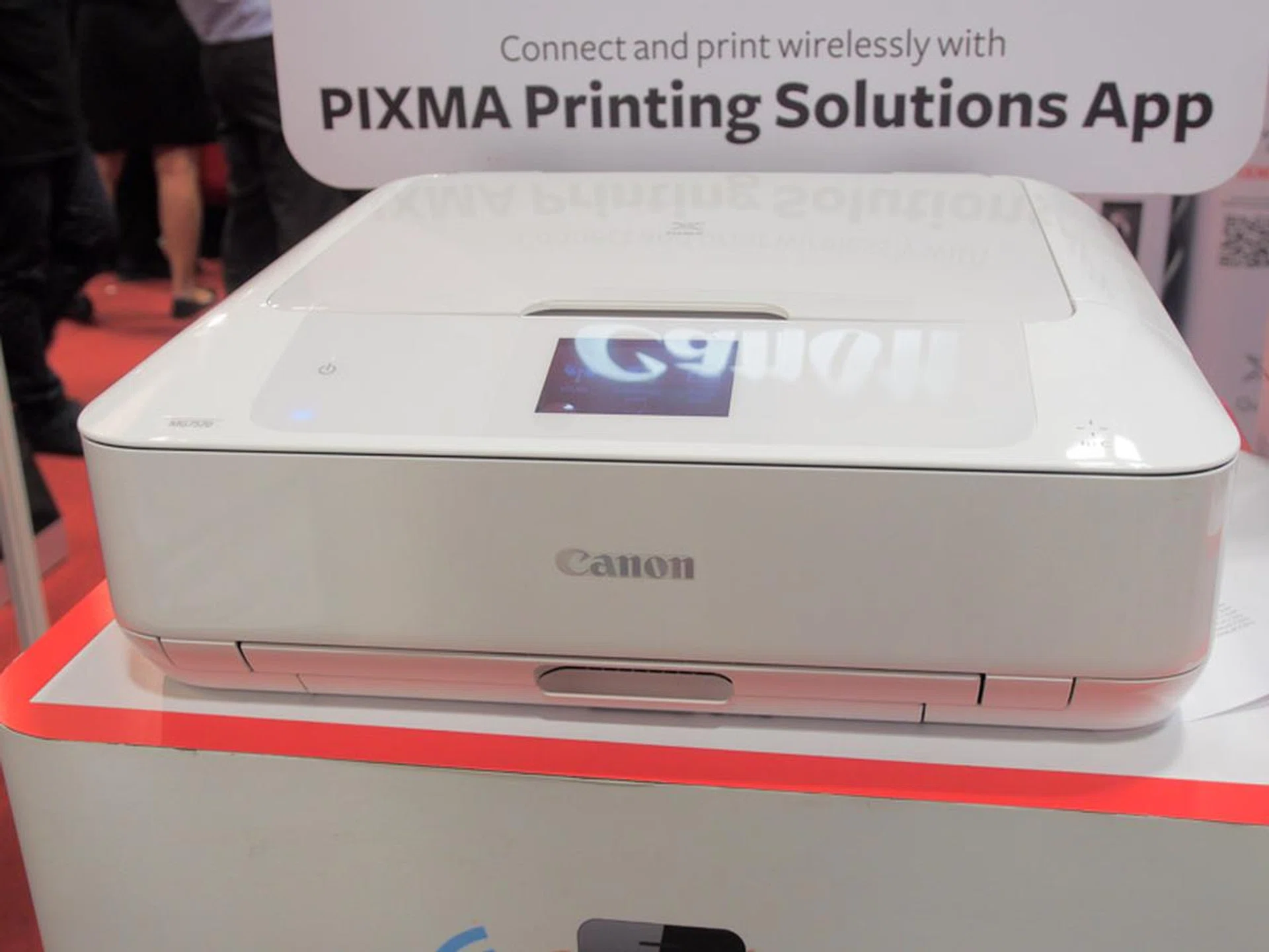 The Pixma MG7570 is a wireless printer that features an Intelligent Touch System with 3.5” Touch Panel, PIXMA printing with NFC support, auto duplex, and direct disc printing. It uses 6 individual tanks with a separate grey ink cartridge for excellent monochromatic photo printing. This is going for $259 (usual price $299) and comes with a Manhattan Fish Market meal voucher for 2 (worth $51) and a free trolley.