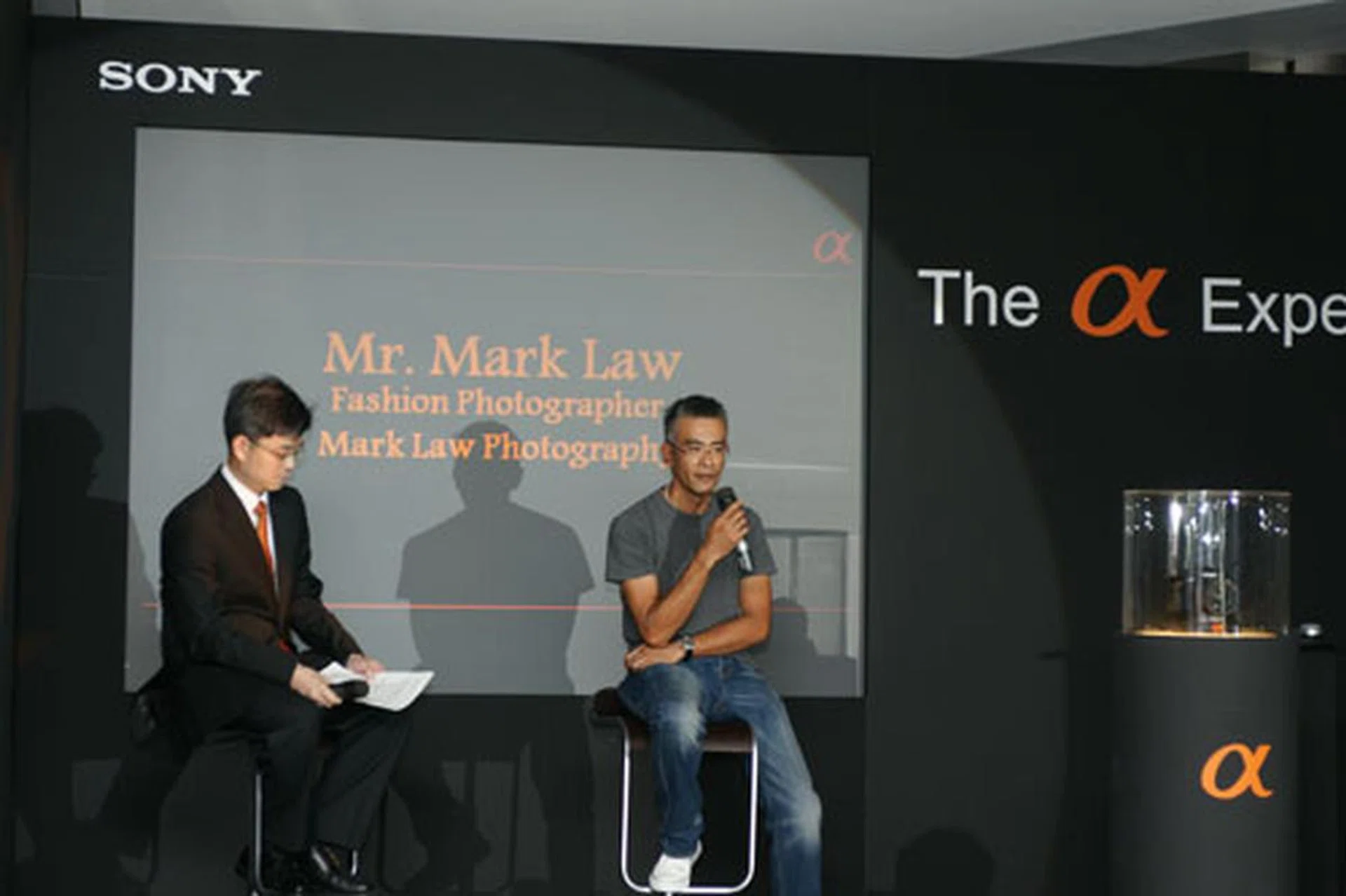 Fashion photographer Mark Law lends his appeal to the launch, endorsing the A900 with both thumbs up.