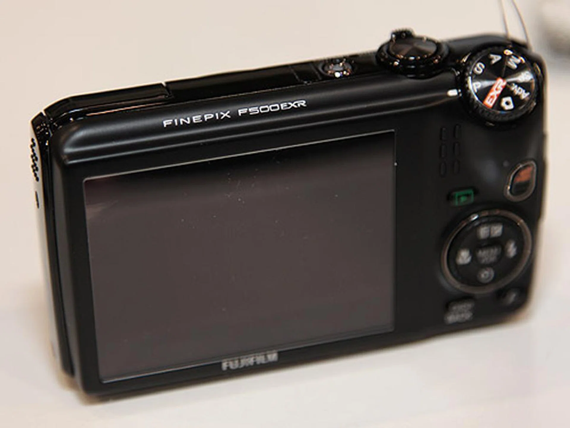 The FinePix F500EXR comes with a 3-inch LCD screen and it also can capture full HD videos.