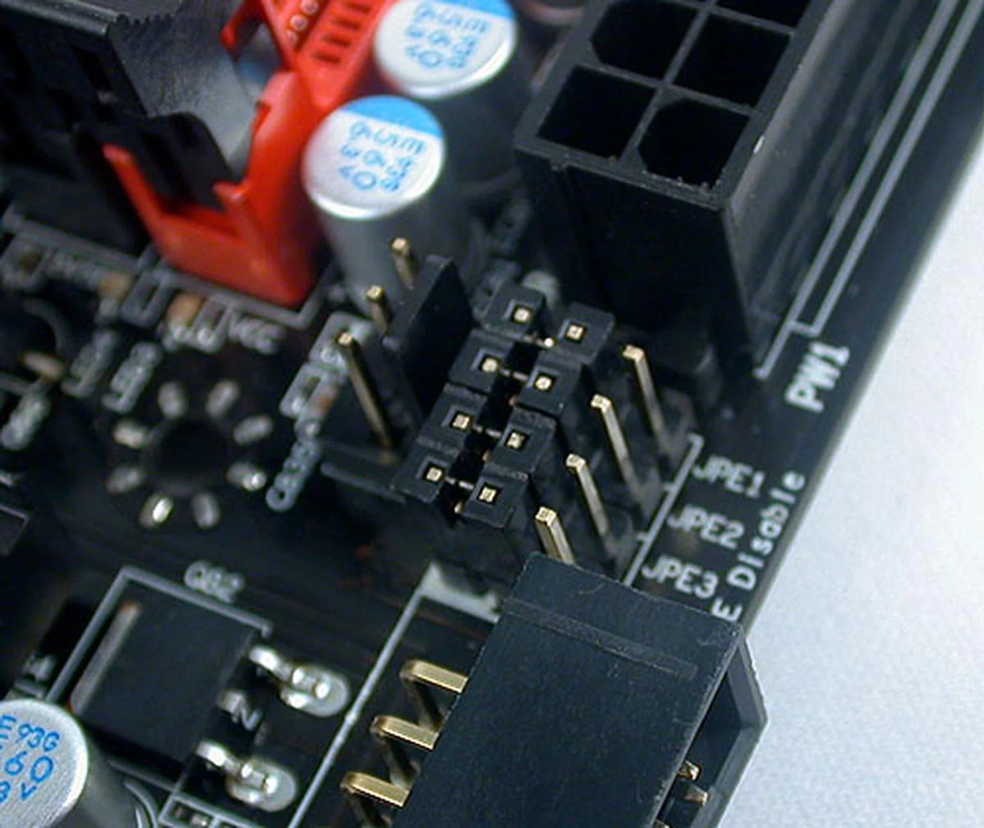 As part of its overclocking slant, the Classified comes with these jumpers that can disable/enable the PCIe slots as needed. Useful if you're troubleshooting multi-GPU configurations.