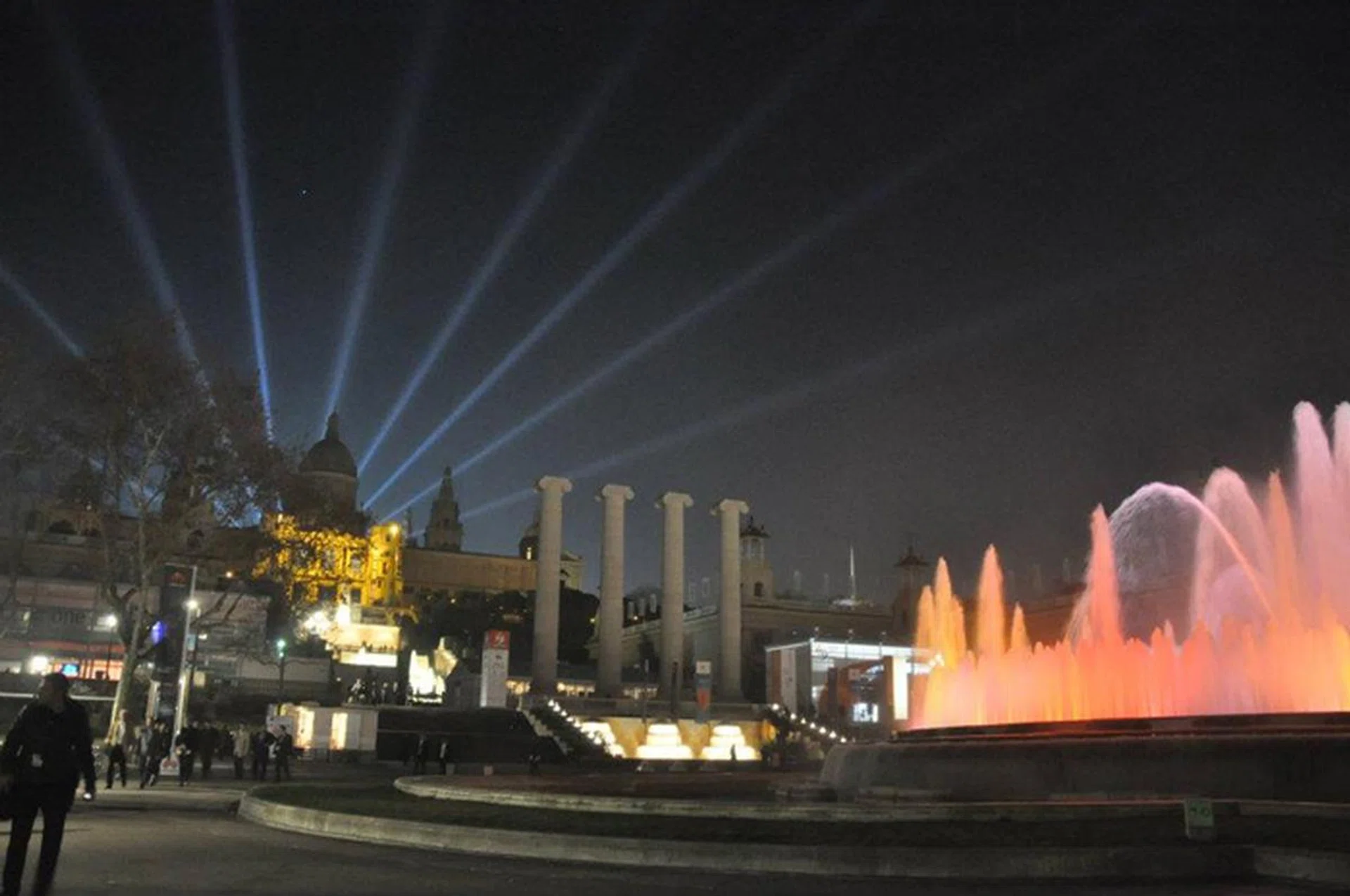 When the night, has come. And the land is dark. We see pretty lights all over the venue. And that wraps up another Mobile World Congress! 