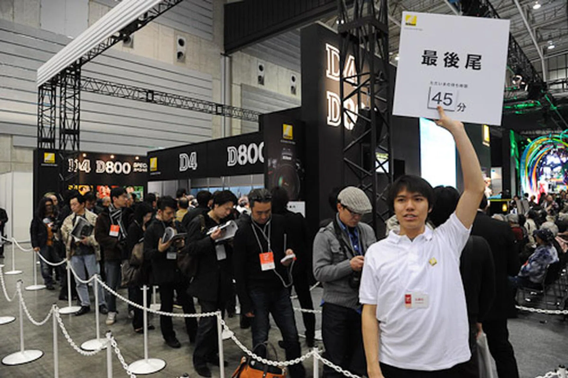 Want to touch the D4 and D800? Queue up for 45 minutes first.