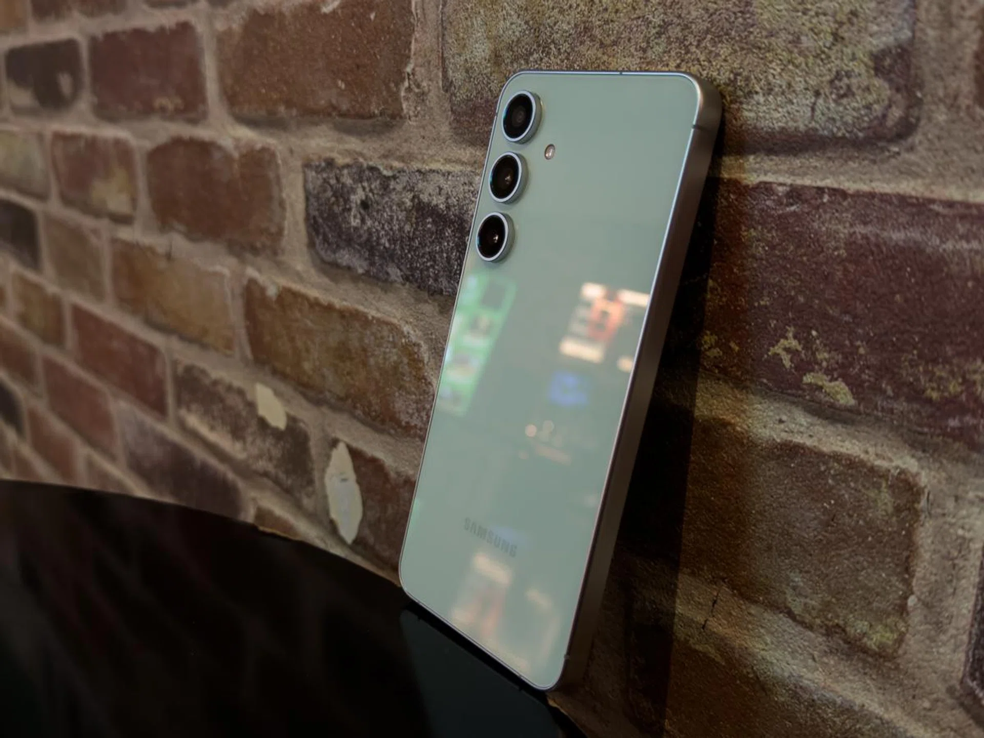 The matte silver sides provide a nice contrast. Photo: HWZ.