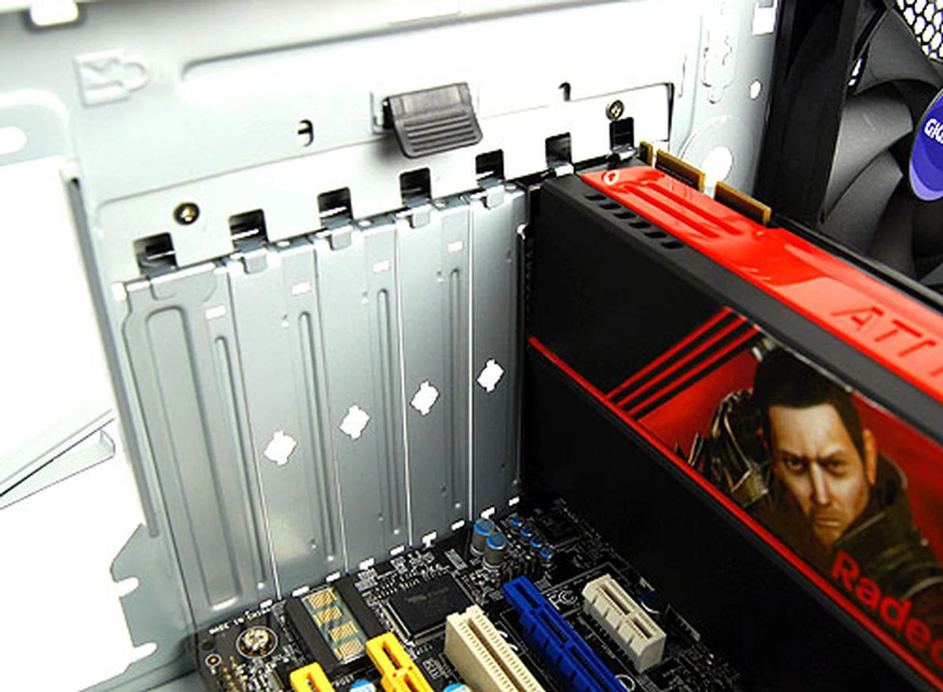 The Luxo M1000 has seven expansion bay slots and it employs a unique tool-less design. A single latch at the top releases and locks all equipment in place. The thing we didn't like, however, was that the metal back plates had to be twisted out to 'free' the slots and they cannot be reused.