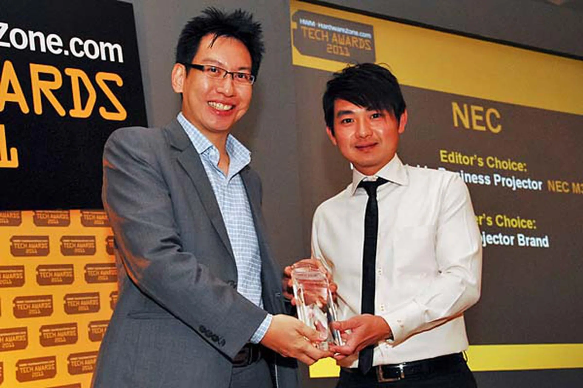 NEC has swept both Editor's and Reader's Choice in the projector categories. The M350X is the Editor's Choice for best portable business projector. Here's Mr. Jamez Liu from NEC Asia receiving the award from the hands of Mr. Eugene Low, Deputy Managing Director, SPH Magazines.