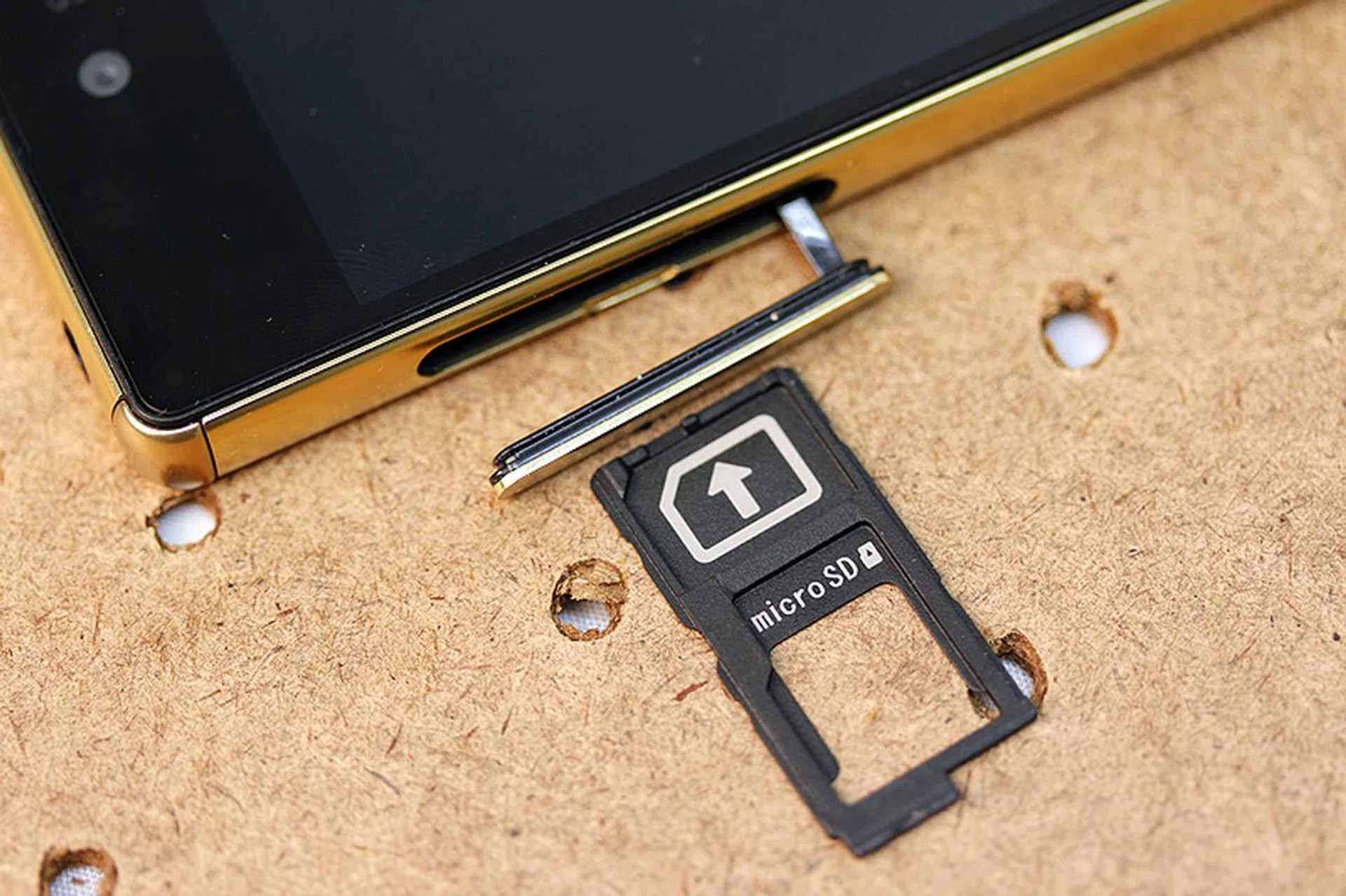 The microSD compartment can take cards that go up to 200GB in capacity to further supplement the phone's built-in 32GB storage.