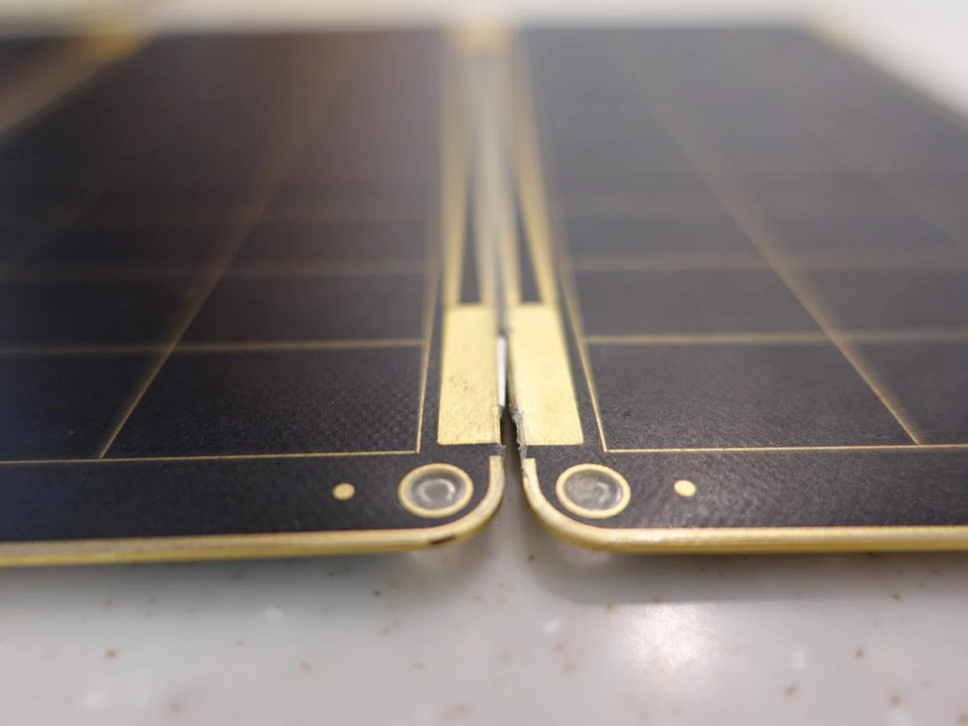 You can secure the Solar Paper onto your bag or any surface while travelling, by using the rings to secure the charger. The panels are magnetically connected to each other.