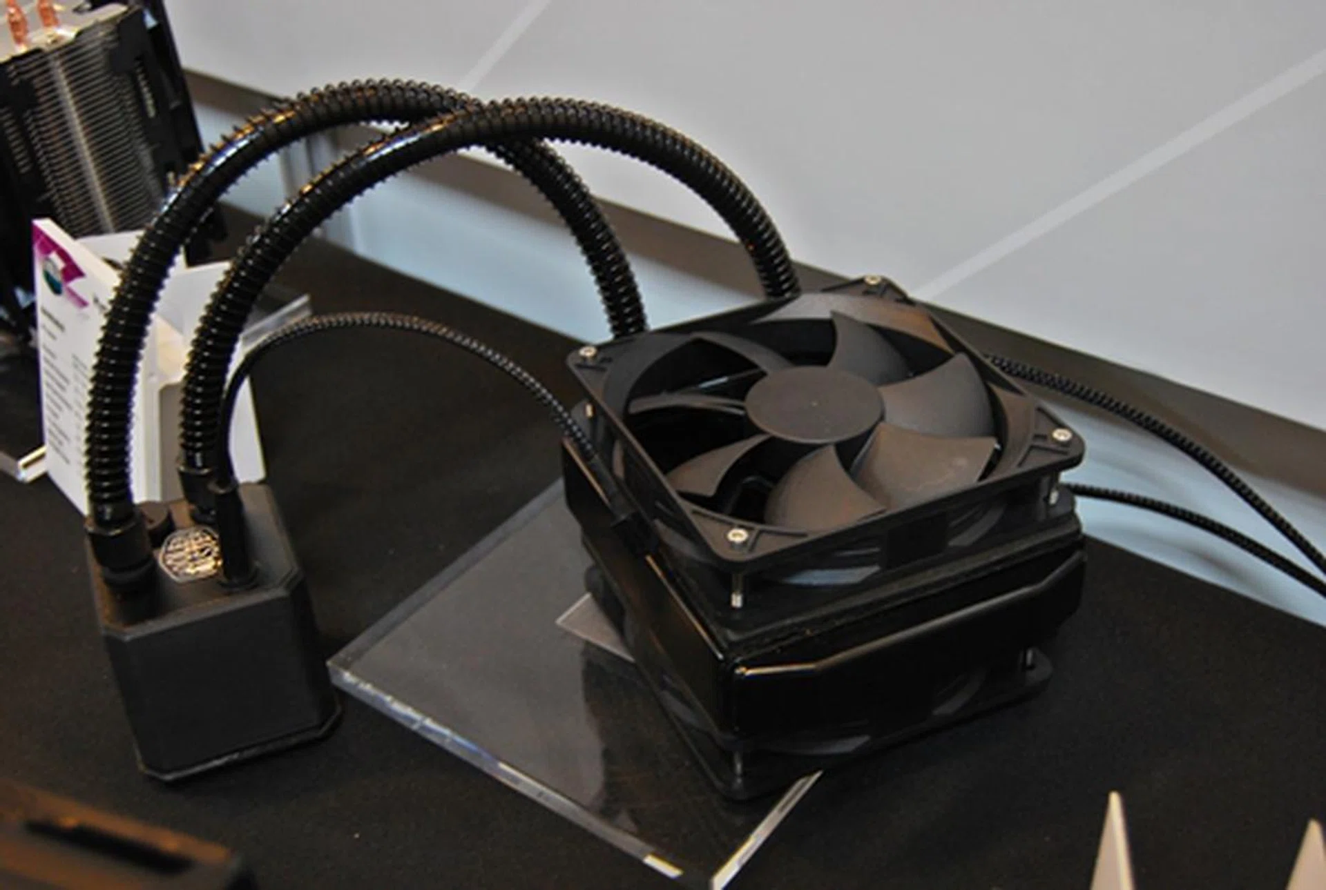 The Eisberg 120 is supposed to feature a single 120mm fan; however, the folks at Cooler Master have attached another 120mm fan on top of the original one. We may see penny pinching folks opting for the cheaper Eisberg 120 and slapping another of their own 120mm fan.