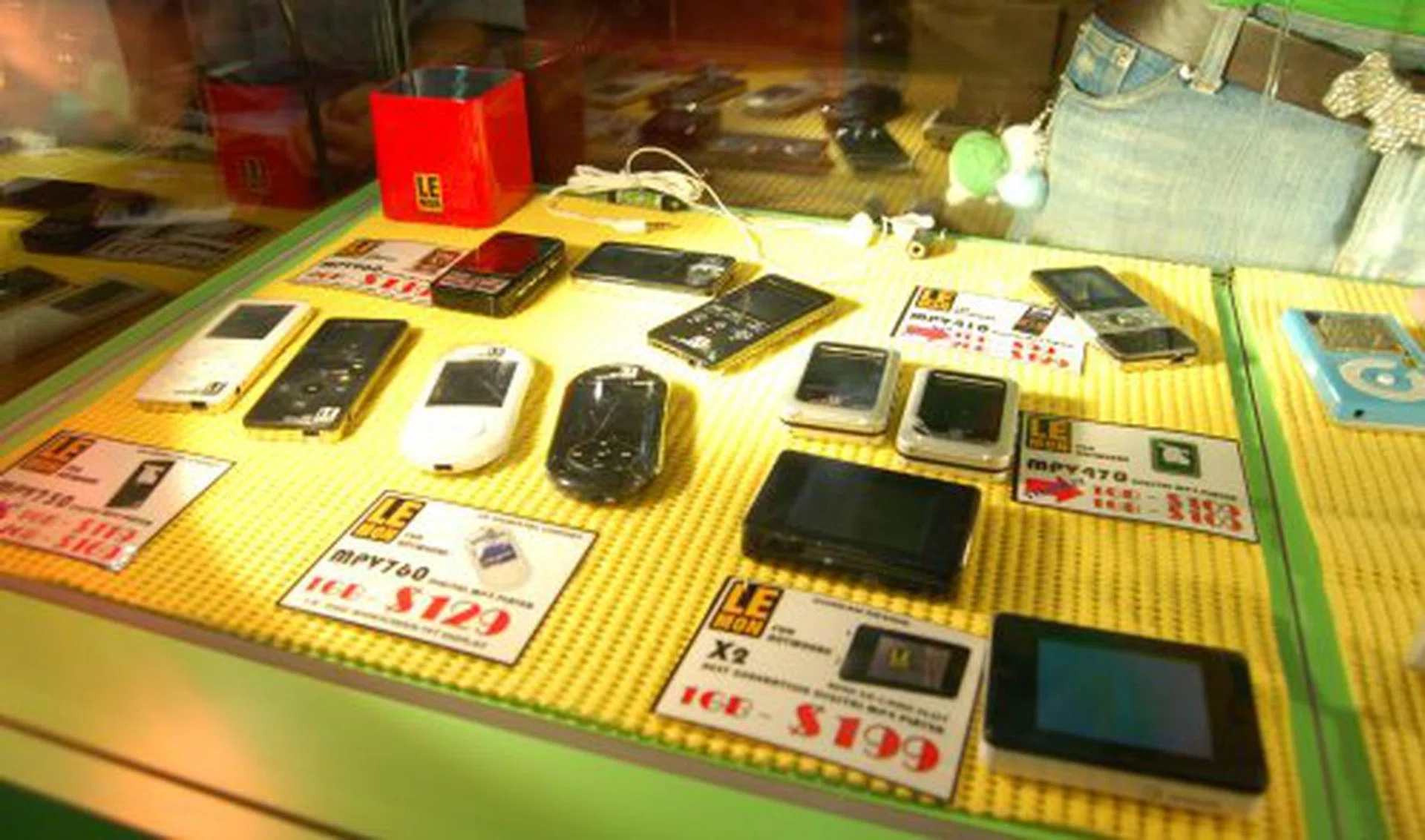 Le-MON's full range of MP4 PMPs on sale, most of them not exceeding S$200. There is also the new 2.2-inch display X2 and w.5-inch display EM700, which both come with an extra 1GB mini SD/SD card as free gifts. What's more, spend above S$100 and get an extra freebie of either a Le-MON cube speaker worth S$49.90 or a special edition Le-MON HardwareZone DMCard.