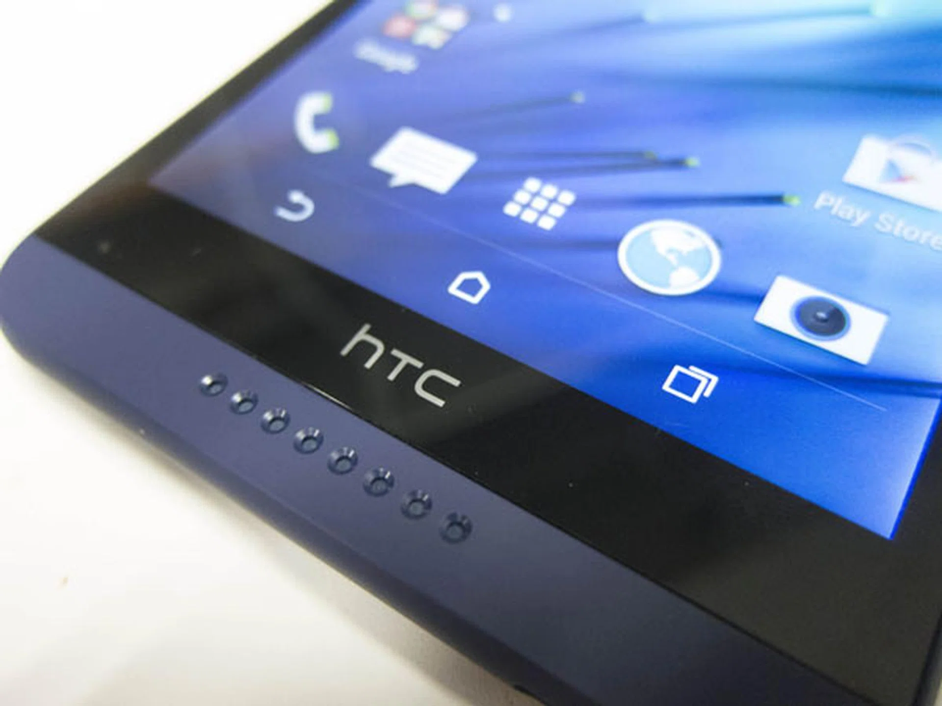 The soft buttons, as well as the front-facing BoomSound speakers are two staples in recent HTC phones.