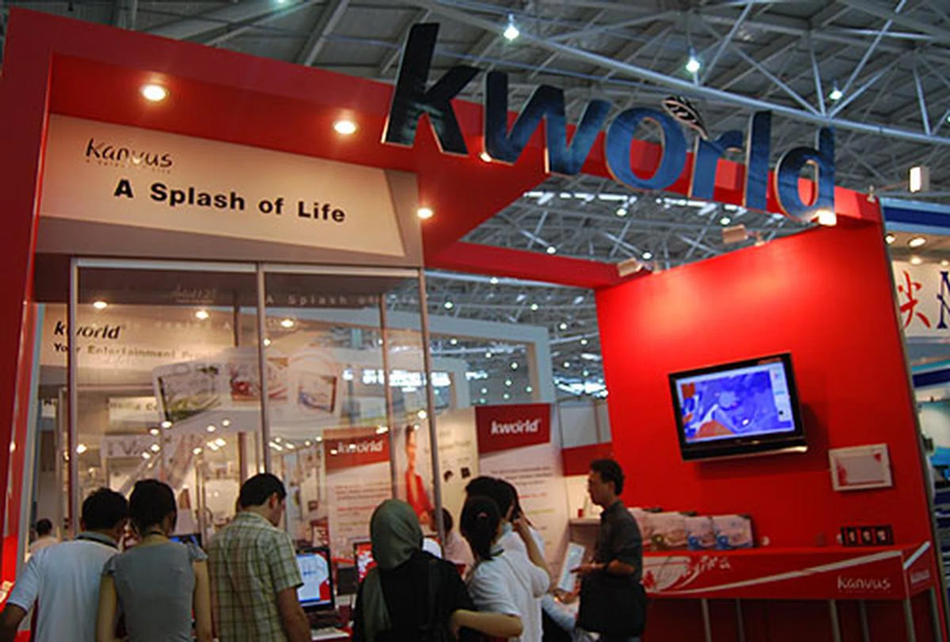 KWorld was demonstrating its Kanvus tablet and pen solution for those who can't do without their pen. However, its core business remains its multimedia products like TV tuners and media centers.