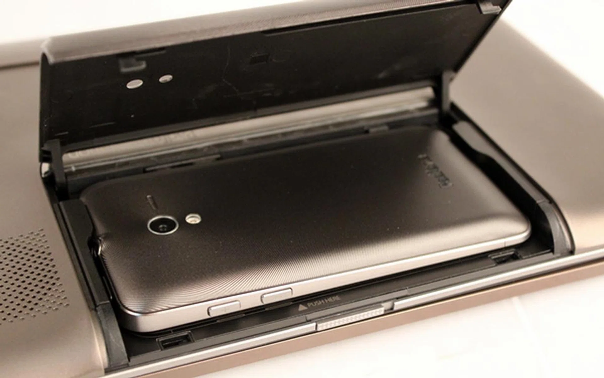 Step 2: Slot in the ASUS PadFone facing down into the dock and make sure it is locked in place.