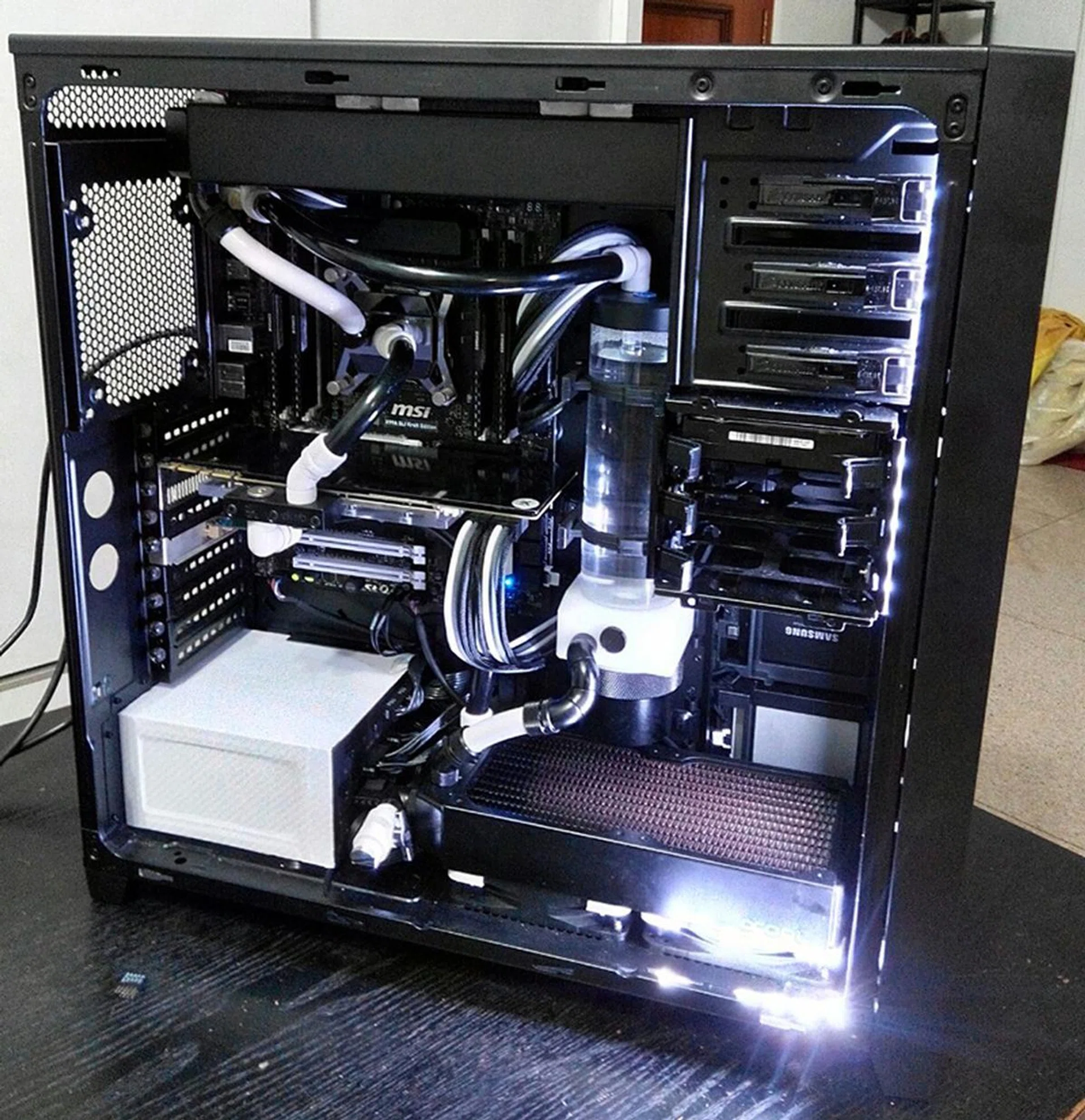 Ebony? Ivory? How about both? Packing an MSI X99A SLI Krait Edition motherboard, white water cooling fittings, and monochromatic unisleeved cables, this rig has been coordinated down to the last detail. The PSU also sports what appears to be a custom white paint mod. It's powerful too as it rocks an Intel Core i7-5820K processor and ASUS GeForce GTX 780 Ti graphics card. (Image Source: monikernemo)