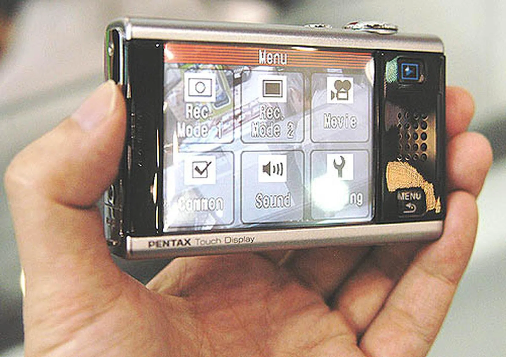 The new Optio T20 7.0-megapixel camera comes with a large 3.0 LCD touch screen display that lets you navigate through the menus using you fingers. It even comes with creative drawing functions for you to doodle on the photos. 