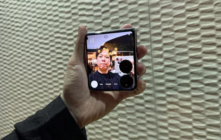 Leica-tuned dual cameras on the Mix Flip. Photo; HWZ.