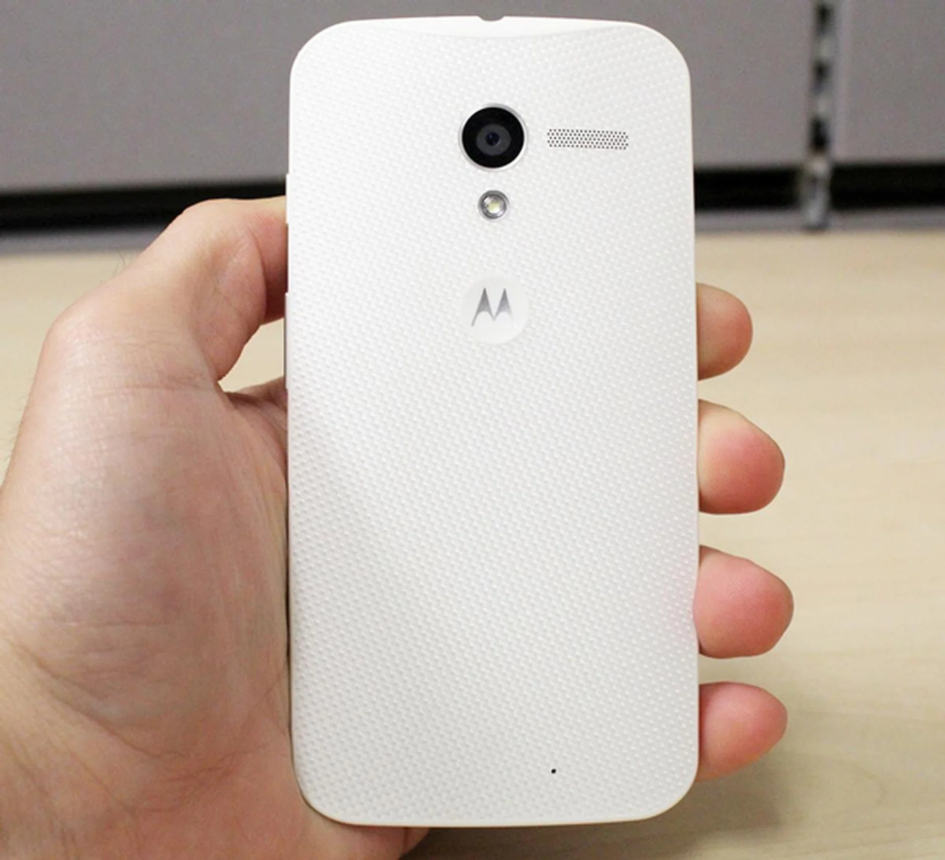 After trials on hundreds of different pairs of hands, Motorola designed the rear of the Moto X to provide one of the most comfortable handling and we have to agree that their efforts have paid off.