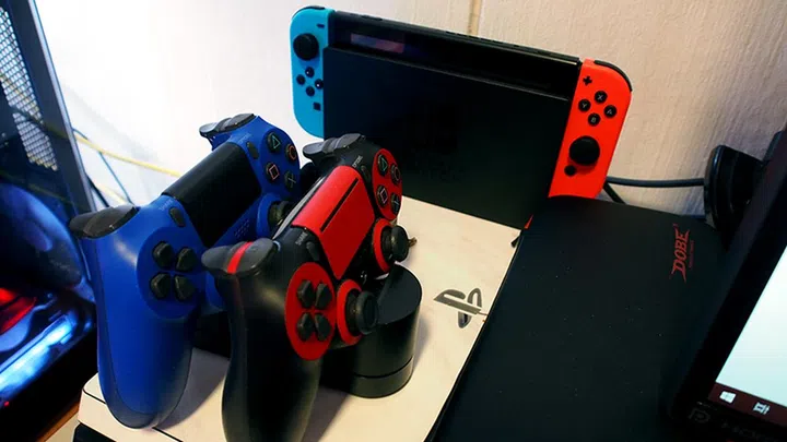 The PS4 Pro uses a custom decal that gives it a faux-marble look. The Dobe casing on the right houses all the extra Nintendo Switch accessories.
