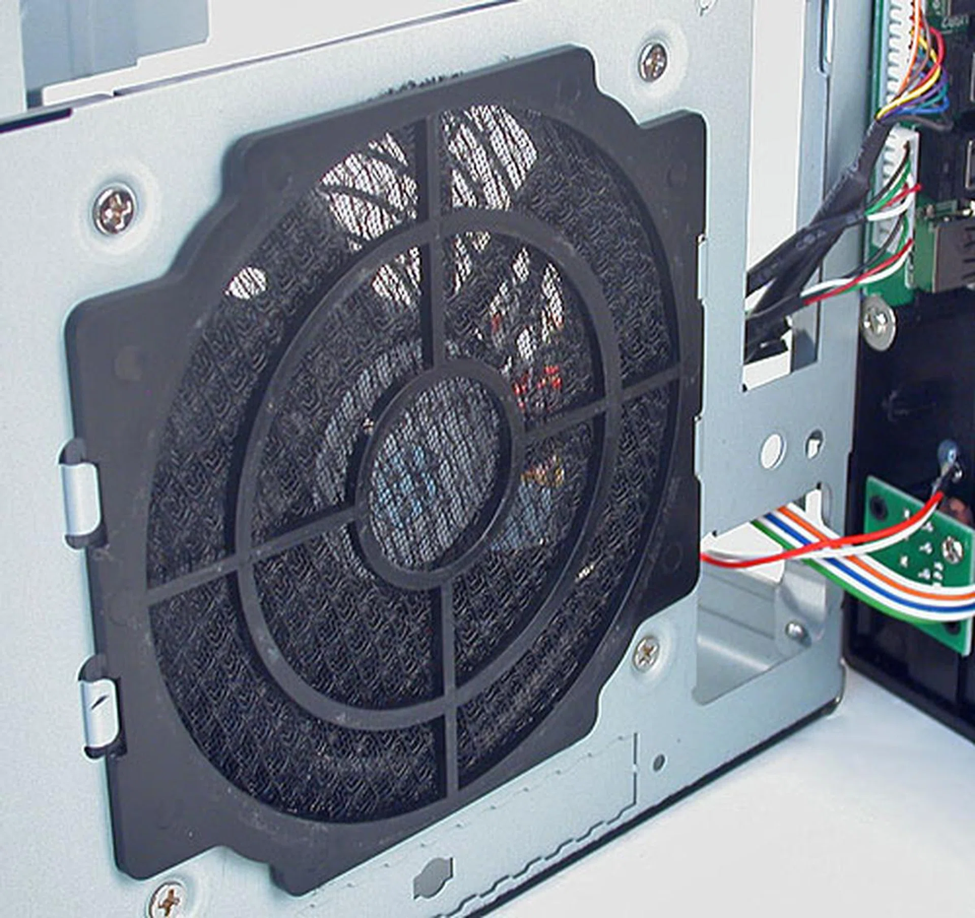 Opening up the front bezel, we find one of the important components of this casing - the 120mm front intake fan.