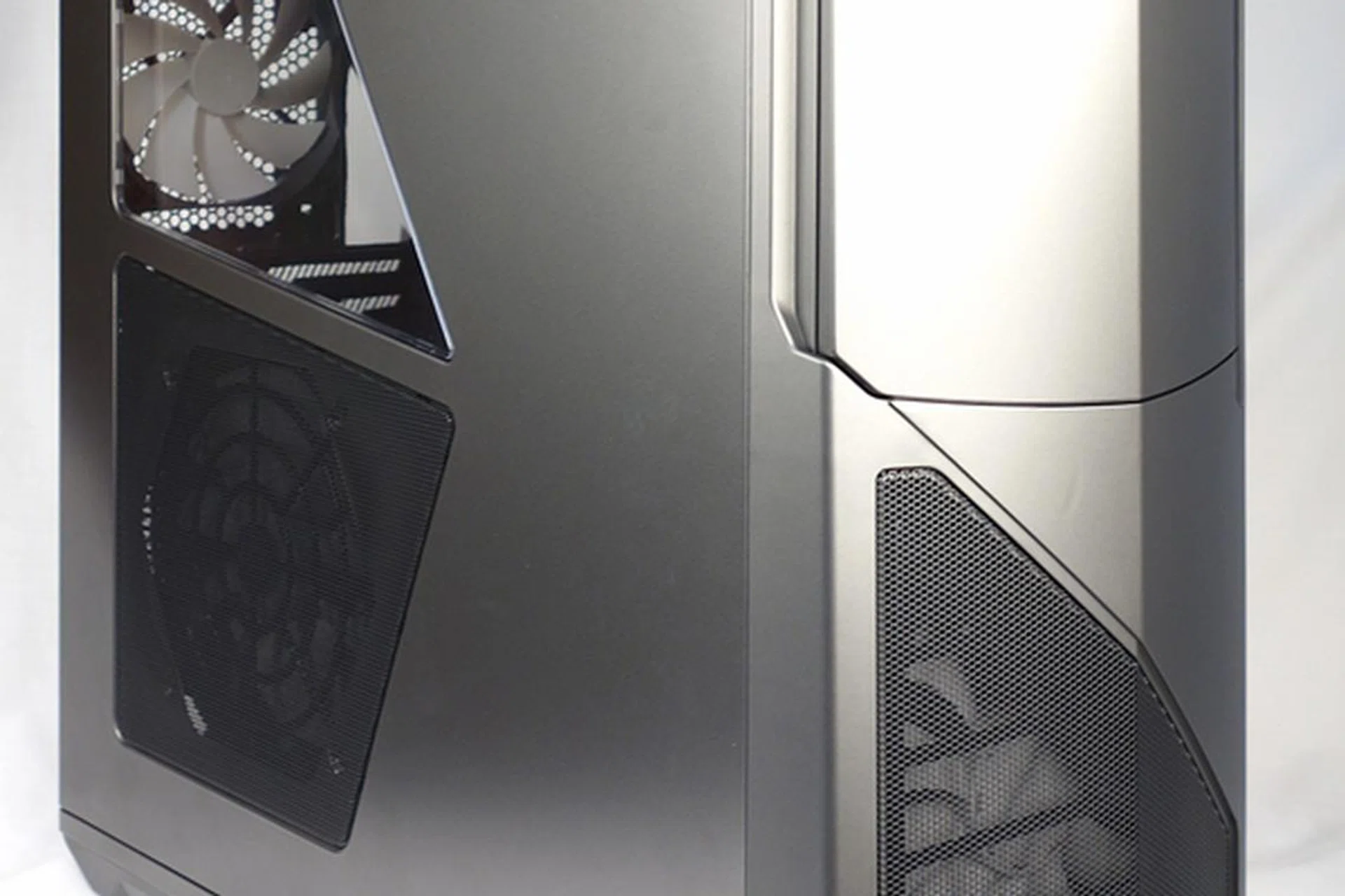 The NZXT Phantom 630 is the new ultra tower chassis from the company. With its updated facade that removed the angled looks of the old Phantom, it also features a revamped interior.
