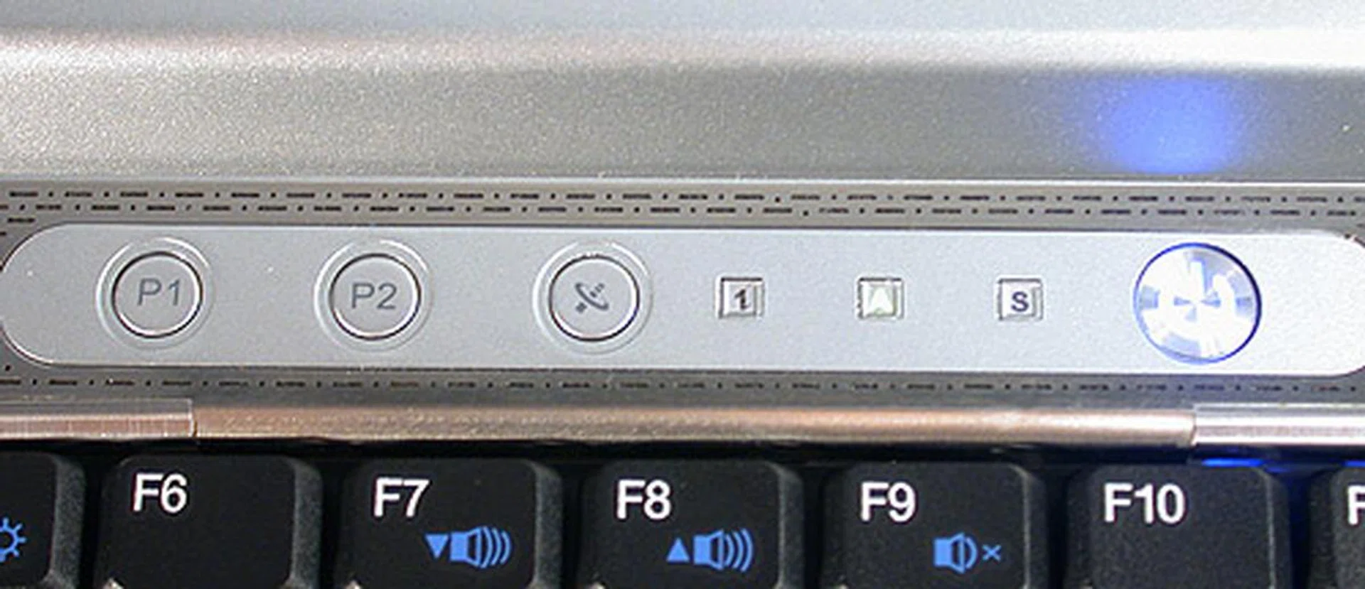 These shortcut or Quick Launch keys could have been better designed as the rather cryptic P1 and P2 labels on them are not exactly enlightening about their functions. The smaller squares besides them are indicator lights for Caps Lock, Num Lock and Scroll Lock. 