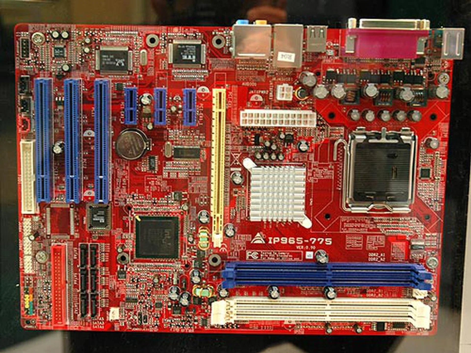 The TForce P965 is based on the upcoming Intel P965 paired with the ICH8. This is a very basic board with very basic features sporting one PCIe x16 graphics slot, three PCIe x1 slots, three PCI slots, eight-channel audio, four SATA 3G ports and a Gigabit Ethernet LAN port.