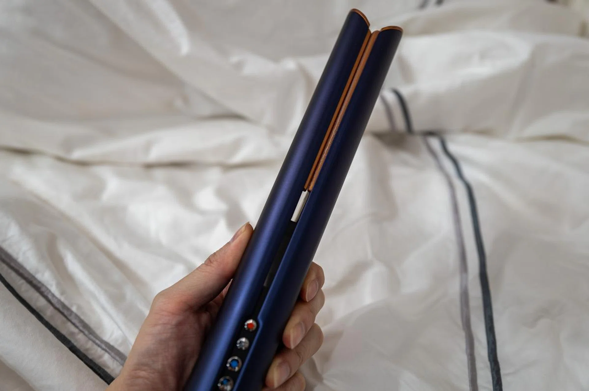 It might look like a flat iron hair straightener, except it's not.