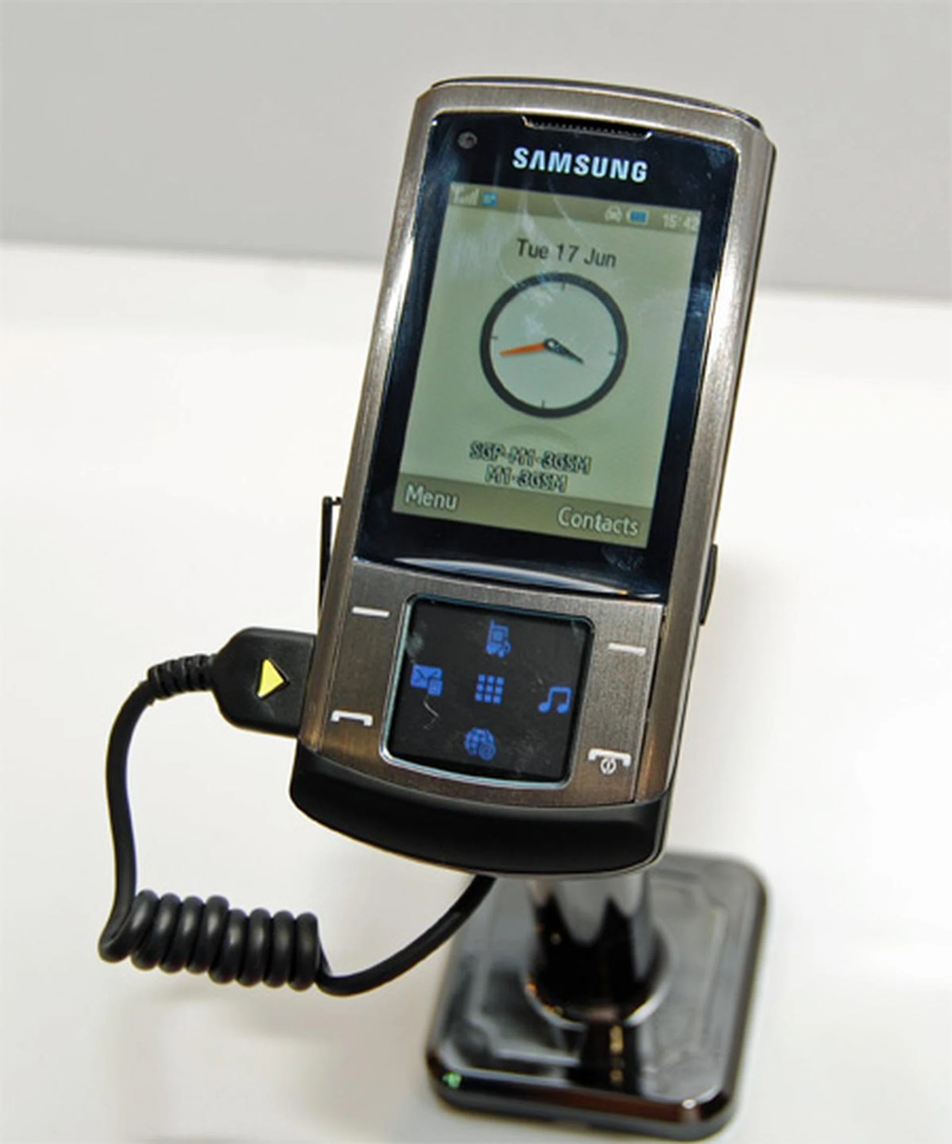  The Omnia may be Samsung's latest phone, but let us not forget about the Samsung Soul. Featuring Touch by DaCP, 5.0 Megapixel Camera and ICEpower technology by B&O, this phone holds its own too.  